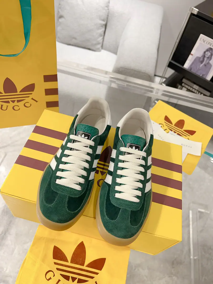 New upgrade Women Men Gucci x Adidas Joint contributions 23ss Fashion week show. Only correct top version of German shoes❗️❗️Global intensity of fire💯Web-wide maximum version contribution❗️❗️The couple's first. Codes:35-46（45.46I'll make sure I don't change it.）