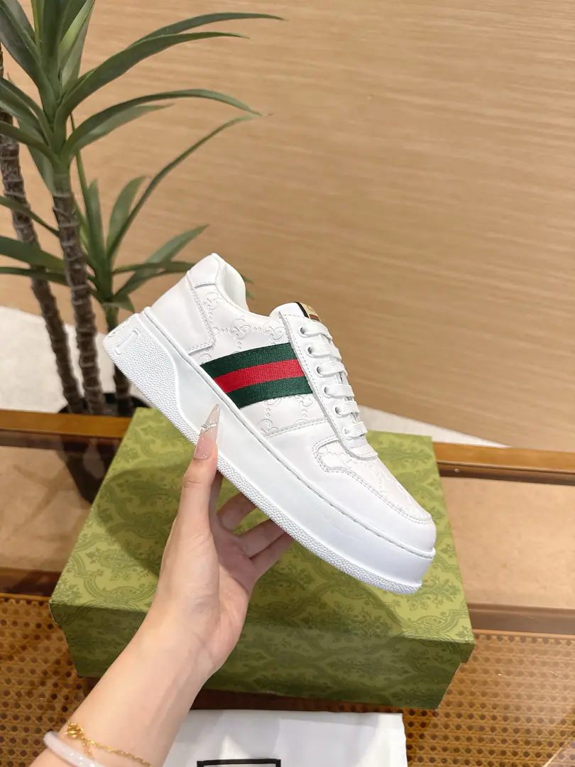 GucciCrackers, shoes.｜The couple money is so good.✨ The Gudz cabinet is running a cookie shoe in parallel., A quality upgrade of classic white shoes., The regenerate atmosphere is so strong that it's so simple.. Shoes face customize cattle skins using the original, It's a classic old flower cloth., Multiple processes of piercing and pressure stripes, It's a very good recognition.. Side-marked red greenweed band, Back and back.GG Logo, Details are in place.. 4cmThe bubbles are so light and thick., Sneaking legs., The upper foot doesn't weigh too much., Walk light and not tired.. Super multi-colour option, Black and White Jane., Old flowers are old., Both boys and girls can handle it., It's a couple's shoe. It's a really good match.. I'm a pair of jeans., The dress is all right., I'm not wrong about traveling.. Female size35‑40｜Men39‑45, Positive buy. #GucciBiscuit shoes. #Good-ass shoes. #Couple shoes. #Small white shoes.