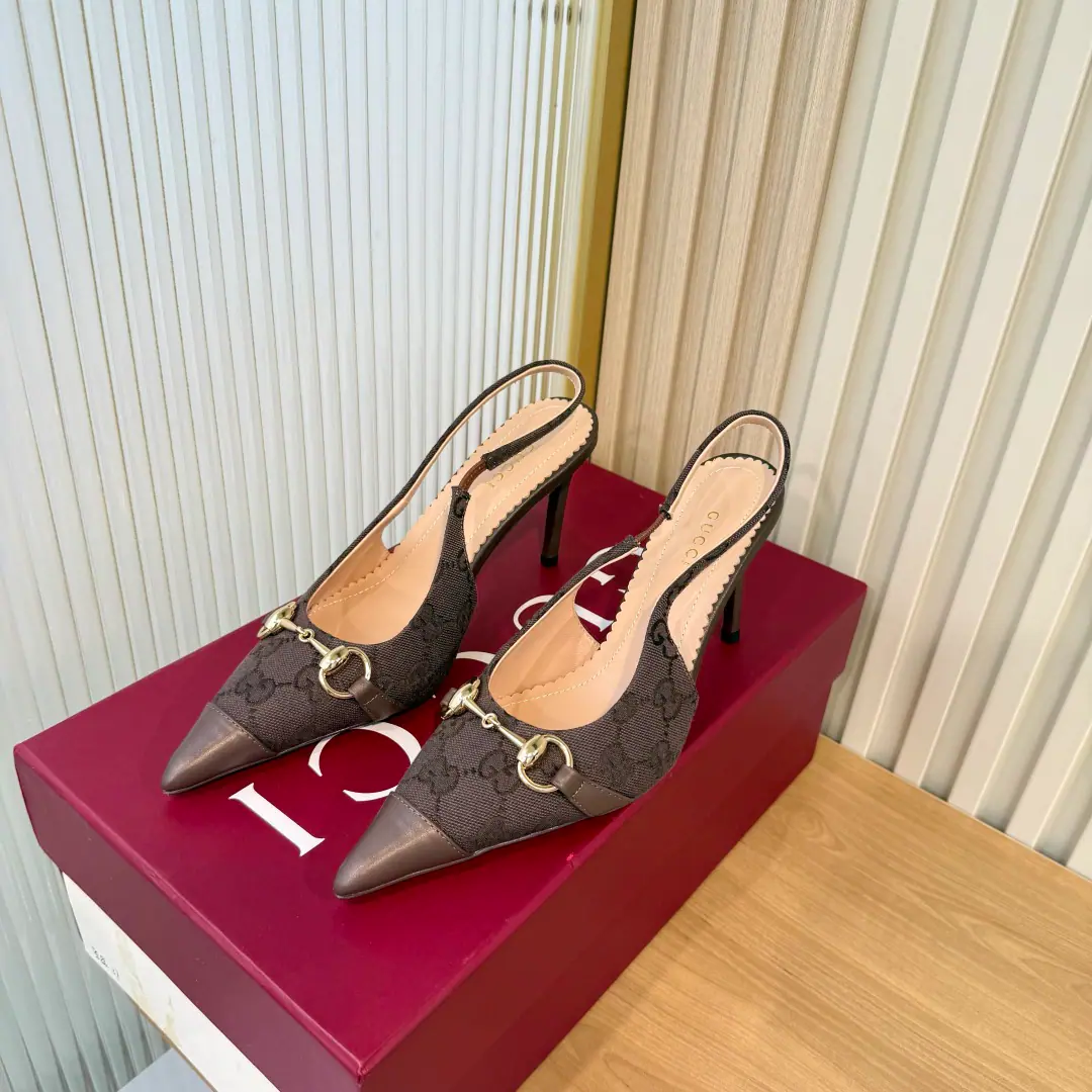 Plant price （35-42）Gucci PrimaveraThe series combines innovation with a pragmatic vision, Sets the contour, Texture and material-based new language. DonnaThe series is focused on its clarity.. The high heels are elegant with their pointy and fine heights., And a gold-tone brandy of a pony-marked stump., Add branding.. The white and white leather. Gold-alert It's in the apricot leather line. Horses' titles are cut. Pointhead Leather Shoes Bottom Siu Gao-sung I'll put a leather shoes cushion on., It's got a serrated cutting and a golden membrane.“Gucci”Marking - It's a game. Height: 80Millimeters