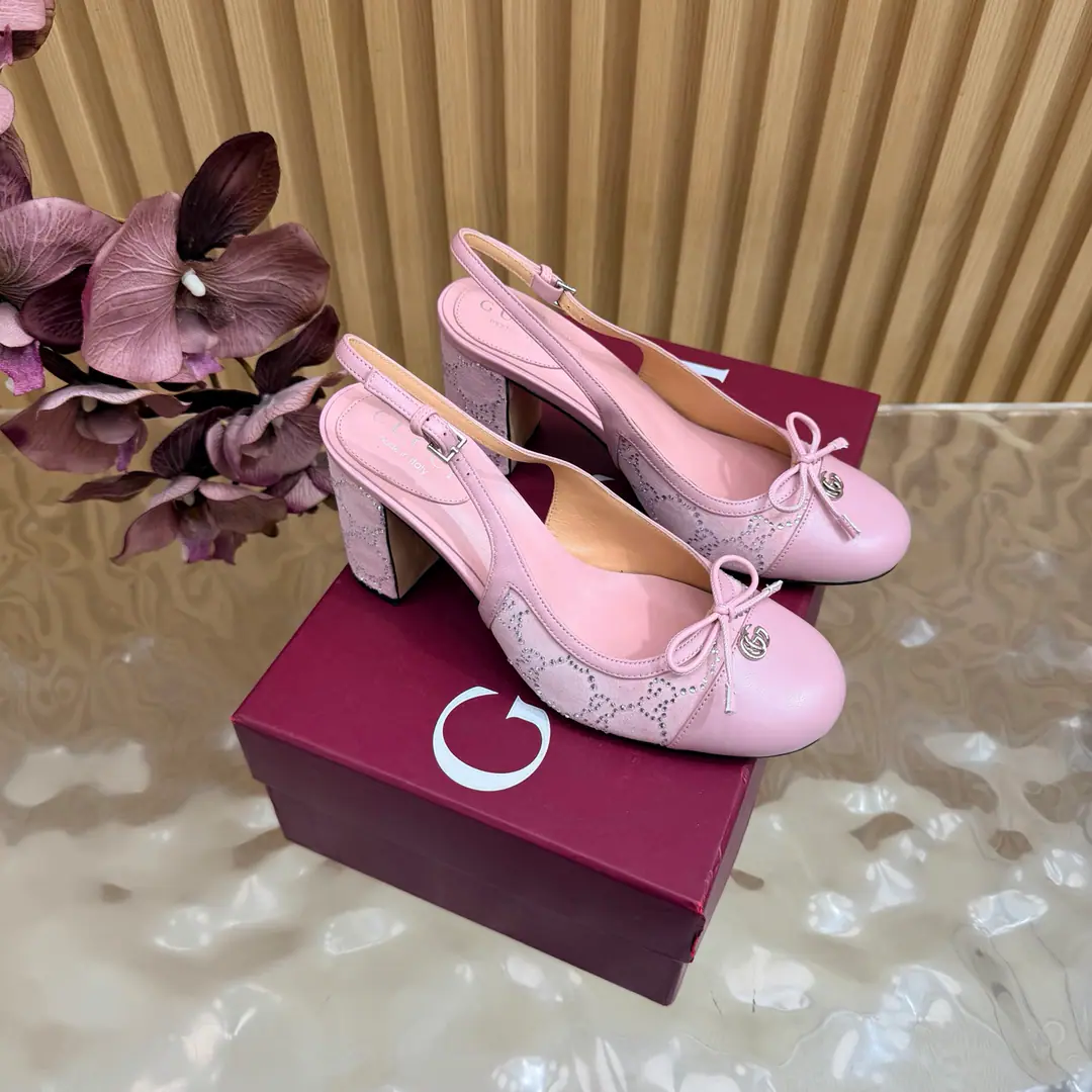 2026S Spring and summer.GucciNew sum The iron is thick. Shoes. The shoes are the most classic.Logo, The suction is behind the pressure., I'd better wear two pairs of shoes and wear pants.👖And dress.👗There's no harm in getting in and out of any place.🩵High-quality cortex kittens and silver bright spots are more than comparable to the impact of visual shocks., Elegance and knowledge blend., A pair of shoes meets the demands of the fairies., The most beautiful of all.🩶 Shoe.: Goki!/Layout（- The drill.） He's tall.: 8cm Otsumi!: That's a big one. Codes: 35-41（40, 41, 42Custom）
