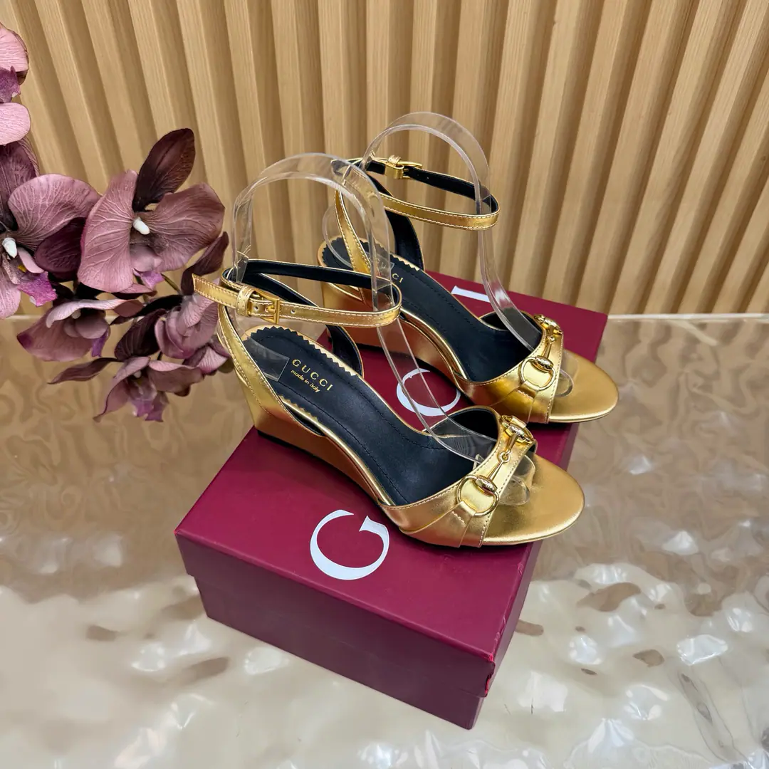 💜Gucci/Good-looking old-fashioned horse-stamped sandals. G- Homemarked title button. ♪ And the bumpy-ass sandals ♪ A lovely and comforting fashion feast is now opening.. These sandals. It's classics that clash with modern passion. Every step is a self-confidence expression with a plaque of taste.. A smart stretch of legs. Raise the overall profile. To make you feel comfortable in walking. The thick sub-design adds stability. Walking is more comfortable. No, no, no.. The fabric is based on original pedestal skin./Painted skin. The insides are all parchment. Italian imports are so thick. He's tall.: 8cm size: 35-39（40/41/42Custom）