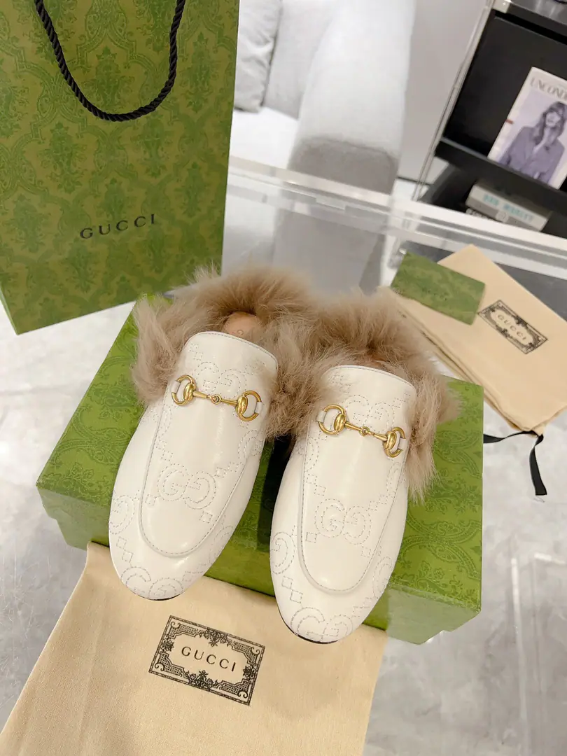 Plant price Top Version GUCCI, Shoe-faced material Leather., I'll put my feet on the back of my head., The series of slippers has become...GUCCIThe main one in the series., Don't be so mean and full of motten spirits., The apparel is a fashion interpretation of the horse's title, the lullaby shoes., The prettiest upgrade in the early spring series.. Codes35-40, 41No, no, no, no, no.