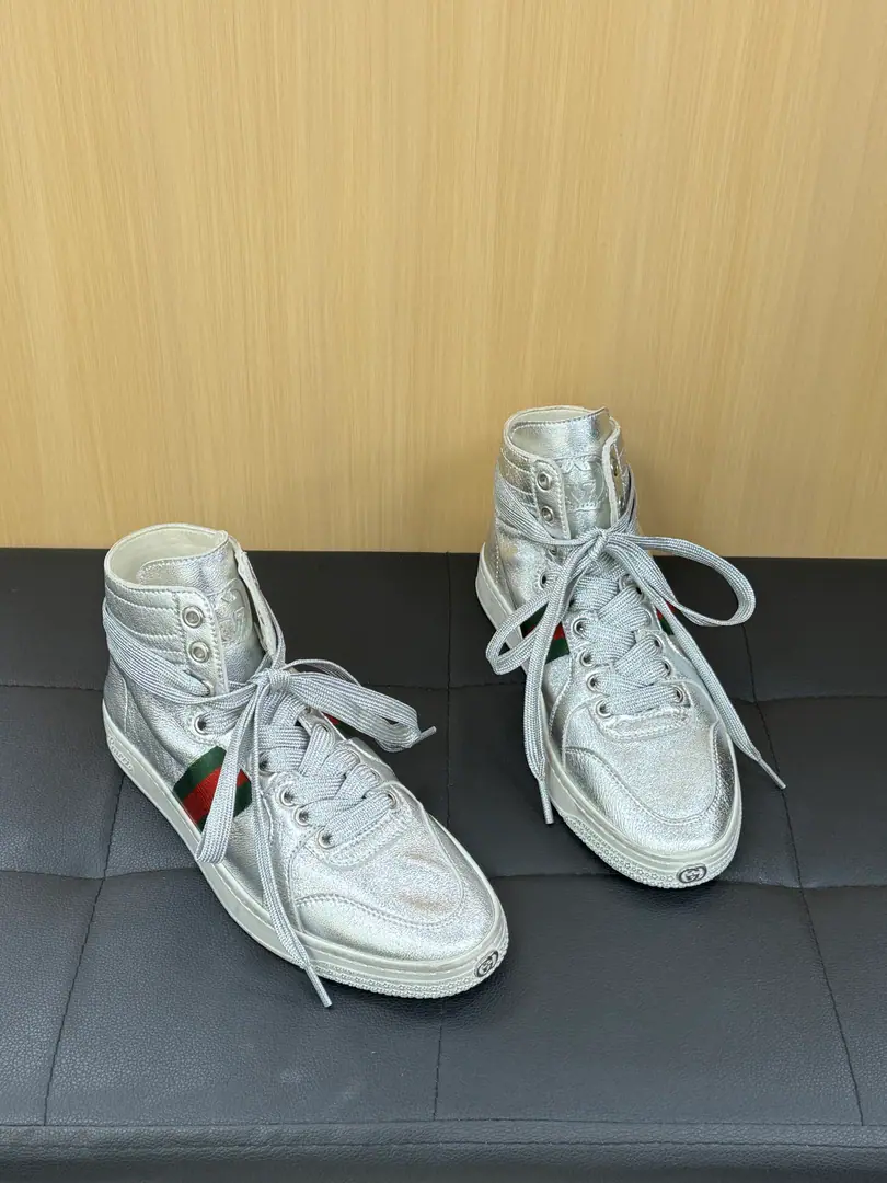 GucciSeries, Market exclusive version. The classic collision with fashion., The shoes are so smart and blending leather with the branding of old flowers., I'm not sure if I can get a full recognition.. Very delicate.GucciIdentification of the suffix details, Showing luxury.. While the thick sub-design adds to the flu,, And bring comfort to the dress experience.. It's either walking on the streets or moving across the city., It makes you a focus.. Have it., Start your fashion trip.！ Women35-40, Men39-45