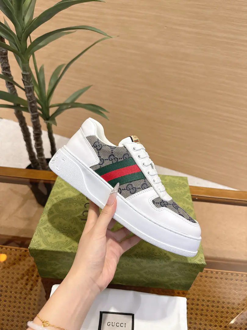 GucciCrackers, shoes.｜The couple money is so good.✨ The Gudz cabinet is running a cookie shoe in parallel., A quality upgrade of classic white shoes., The regenerate atmosphere is so strong that it's so simple.. Shoes face customize cattle skins using the original, It's a classic old flower cloth., Multiple processes of piercing and pressure stripes, It's a very good recognition.. Side-marked red greenweed band, Back and back.GG Logo, Details are in place.. 4cmThe bubbles are so light and thick., Sneaking legs., The upper foot doesn't weigh too much., Walk light and not tired.. Super multi-colour option, Black and White Jane., Old flowers are old., Both boys and girls can handle it., It's a couple's shoe. It's a really good match.. I'm a pair of jeans., The dress is all right., I'm not wrong about traveling.. Female size35‑40｜Men39‑45, Positive buy. #GucciBiscuit shoes. #Good-ass shoes. #Couple shoes. #Small white shoes.