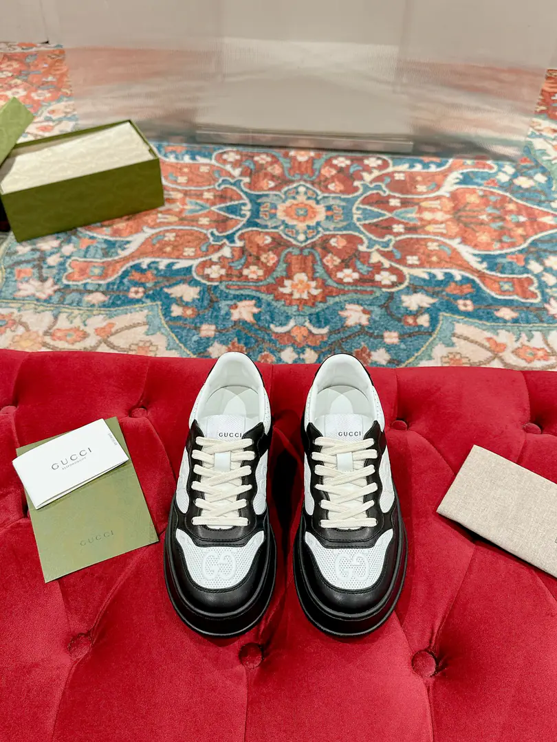 🅿️ 👑Gucci🍀🍀A pair of cozy biscuits. Gucci Chunky BSeries of sneakers～- Let's go with Daddy's shoes. White shoes. Three classic elements of dirty shoes are the design of the sport and leisure mix that brands promote.. The thick sub-structures show a resonance of the sneakers., The most important thing is the shoes are very light.. The classic old flower band., Round shoe head., It's a chocolate system., It's a reminiscent feeling., The effect of the increase is extremely high., The soles are very soft and comfortable.😌Wear it all seasons., It's more of a mood to wear it in the fall.💯 ·Fabulous.: Original customized cow skins（The classic old flower cloth., Puncture., Ballasting process） ·Otsumi!:Rubber Bottom ·Uchi.:Import of sheep skin ·He's tall.:NYO5cm ·Size:Women35-40 Men39-44（Women41 Men45 Custom without re-offer）