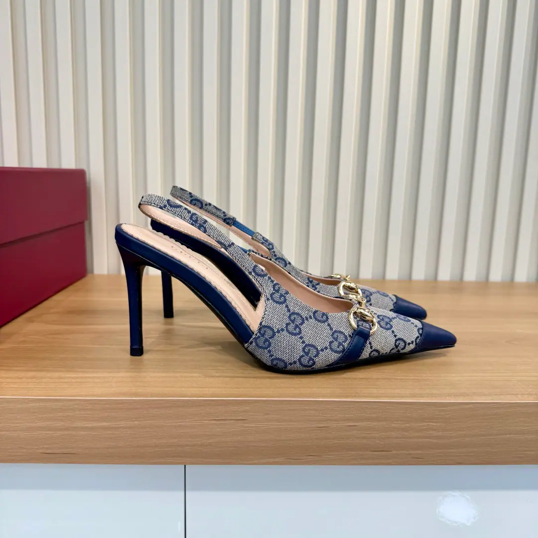 Plant price （35-42）Gucci PrimaveraThe series combines innovation with a pragmatic vision, Sets the contour, Texture and material-based new language. DonnaThe series is focused on its clarity.. The high heels are elegant with their pointy and fine heights., And a gold-tone brandy of a pony-marked stump., Add branding.. The white and white leather. Gold-alert It's in the apricot leather line. Horses' titles are cut. Pointhead Leather Shoes Bottom Siu Gao-sung I'll put a leather shoes cushion on., It's got a serrated cutting and a golden membrane.“Gucci”Marking - It's a game. Height: 80Millimeters