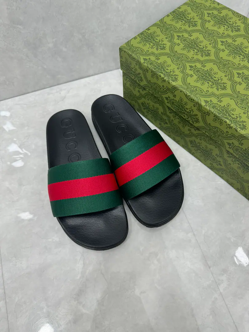 🌹Gucci The men and women of the official network are wearing rubber slippers. The hybrid style continues to enrich brand stories., I want to integrate unexpected elements into modern shape.. This slide sandal is made of rubber soles., It reminds me of the soles of the sneakers.. The table is made of the green and red combinations that are the most unique of brand stripes.. Green and redweeded rubber Same paragraph for men and women Cross-band. GucciPump flowers. Rubber soles Low-skin. 1.2" Height Italian manufacture Codes36～46Code