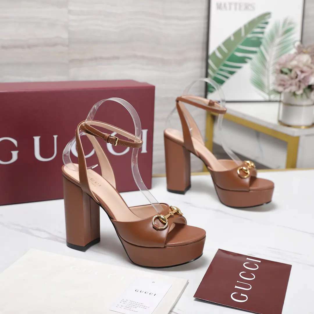 Get out of the factory. 《Unique top version》 GucciAncient.*- Yeah.2026Spring and summer's latest pop-up sandal series.…… 【Roundheads, pure water table heels.】 Original MonoQuality 🍃The original juice-like European style., 💥The upper foot is perfect.💃💃Wearing these shoes., Extremity., ♪ The crystals are so cruising ♪, No matter what the ingredients are., It's the only way to get home., It's a zero distance from the original., The whole column is filled with exciting and exciting synthesizing., The quality of different materials, The physiography of my muscles., It's a very artistic thing.…… ❶Shoe.:Customized importation of cattle paints ❷Uchi.:Customized imports of sheep skin ❸Foot.:Customized imports of sheep skin ❹Otsumi!:The Italians are so rich. ❺He's tall.:10.5cm.Water table high2.5 ❻Packaging:Original package ❼Codes:35-39(34.40.41.42Custom without re-offer)