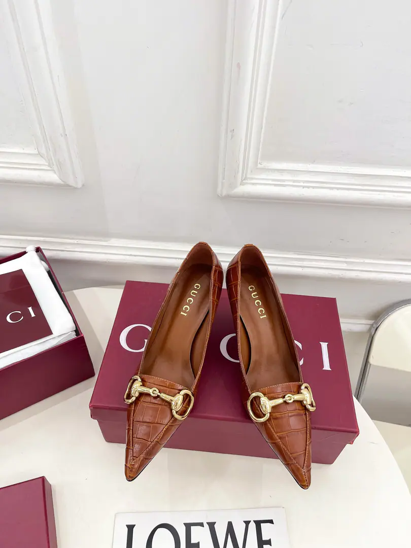 Gucci | Gustz! 26𝐬𝐬 ⭐️ GHome. The lead series finally came out., The bad guys are worth it.！The old classic. Create new designs ✨ ❥2026Autumn and winter brand new. BoulevardThe series of horses with sharp-headed shallow-ass shoes. Requisition level！It's a great sense of excellence.！A huge amount of money from domestic and international bloggers.,Old and fashionable. It's easy to wear. The upper toe blew up.！BSThe official network is pushing., New Colours Update continuously🆕 ━━━━━ ЅᏇєєt ━━━━━ ▪️Shoe.: High-prescription imports of cattle skin/Crocodile skin. ▪️Uchi.: Imports of sheep's skin ▪️Otsumi!: Italian imports are so thick. ▪️He's tall.: 7cm ▪️Shoes.: 35-39（40.41.Customable） ▪️Plant price ▪️Numbering: 2608045
