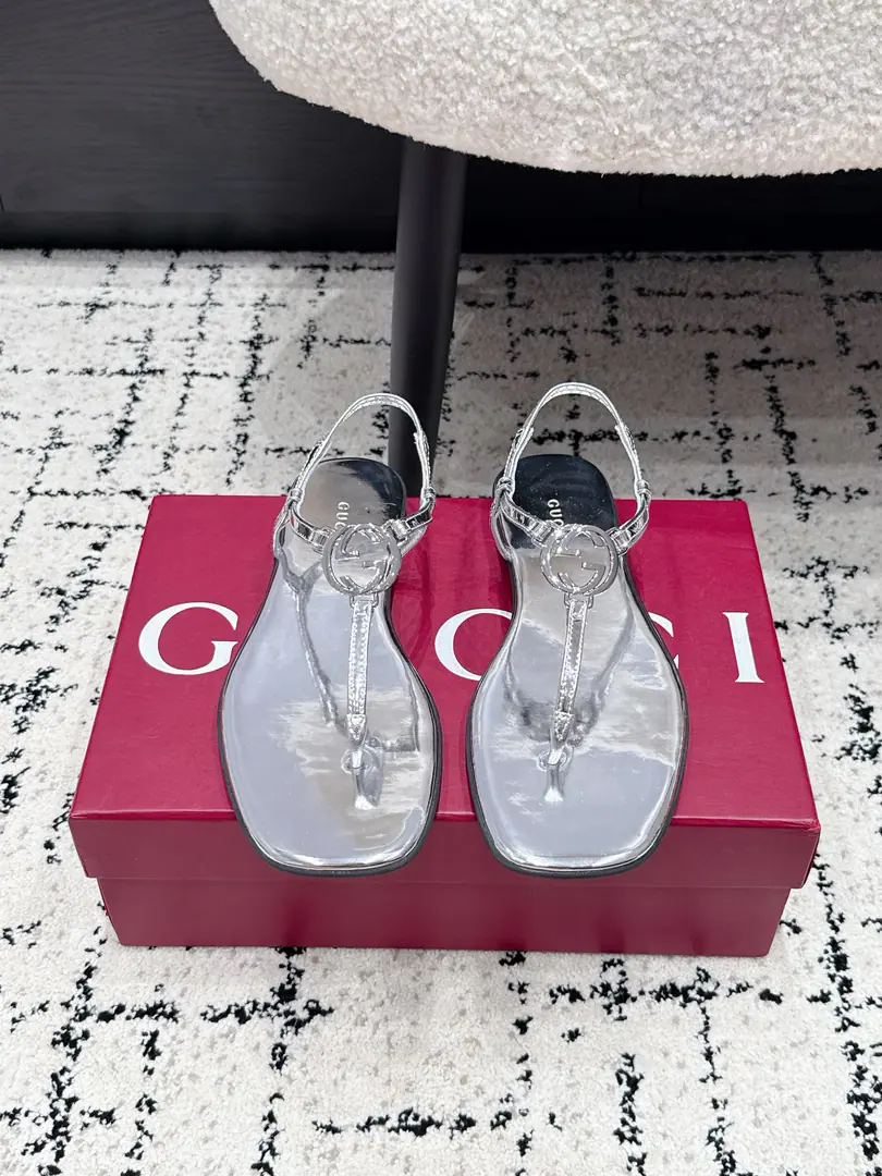 GucciGustz!26/ DoubleG"Slip the lady's sandals" The bare toes slippers are made of leather., The design elements of a square round and peace base are so smart that they are so modern.. The metal button details of the collection remind of brand fashion.！ ✔️Shoe.: Customize metal mirror skins/Bullskins. ✔️Uchi.: Lamb skin. ✔️Otsumi!: The rubber floor. ✔️Size: 35-42（40 41 42 Do it.）