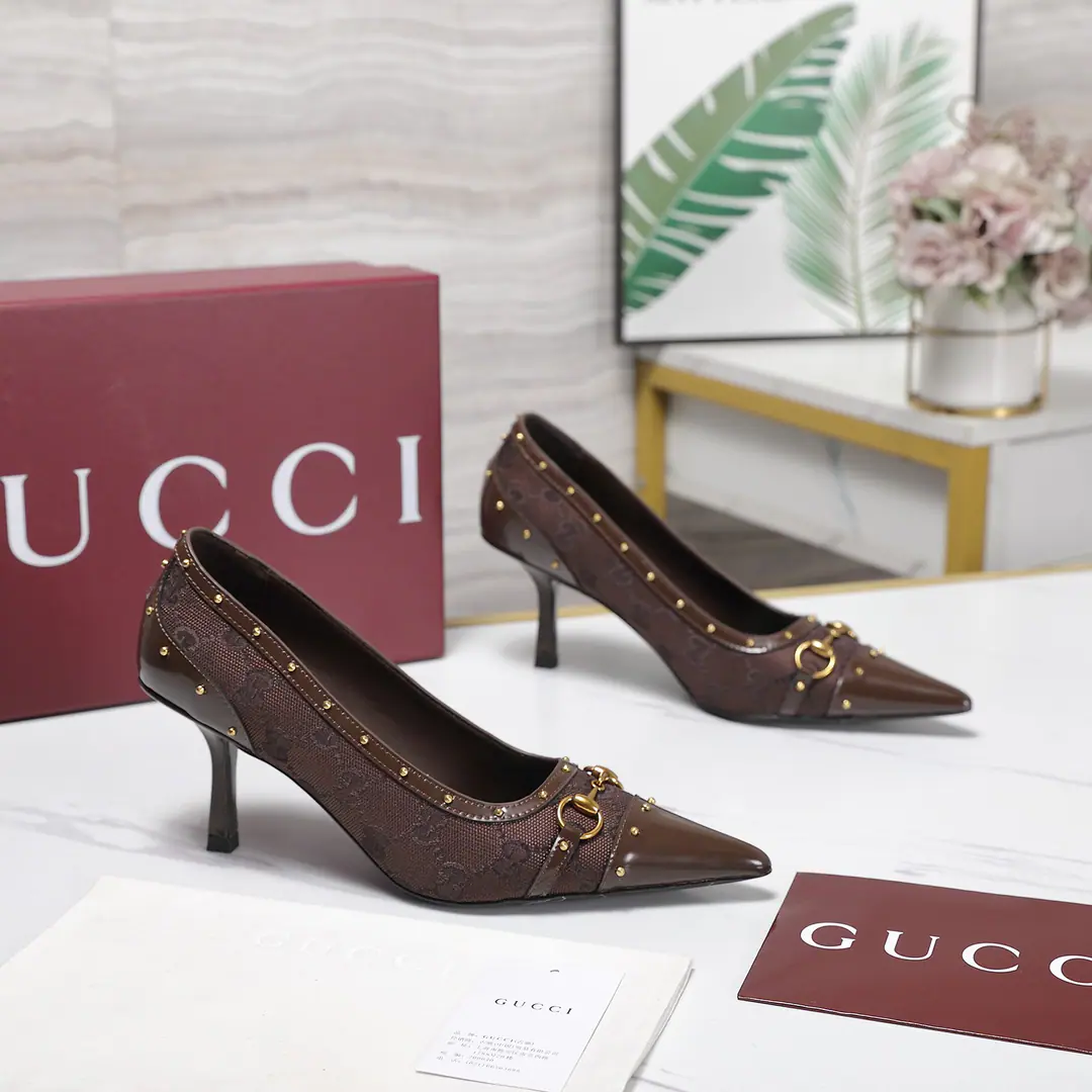 GucciThe horse's title is a sling with high heels.❗❗ Generation GucciThe Guggy Generation series explored the brand's treasure elements., To integrate the designs of different generations into a unified aesthetic narrative. This shallow heel is a motif of French toenails., It's got a little stunk., We'll be fine with the old leather bags and wait for details., The logo-stamping fittings are fixed in two mediums and style.. ♦️♪ The nails are rinding with wool and leather shoes ♪ ♦️The sheep's skin is in the ground. ♦️Italy is a big-ass country. ♦️He's tall.7.5cm ♦️Codes: 35～42（40.41.42I'll make sure I don't change it.）