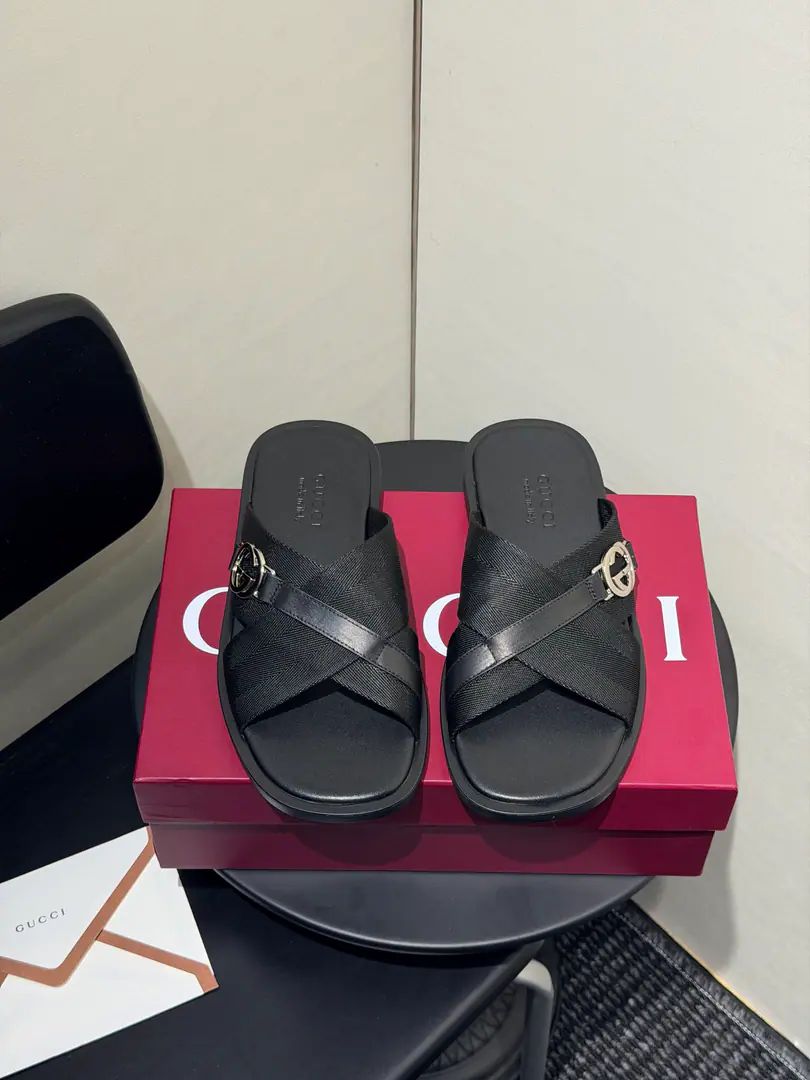 A man slips sand sand sand sand sand sand sandals and cross slippers. Generation GucciI've been digging into the brand's archive code., And combine the designs of different generations.,It's a unique aesthetic narrative.. The colored pull-over sign added a little bit of precision to this man's sand sand sand sandbox., It's perfect for a trip in a warm weather.. Bring flowers across the weave An old-fashioned logo with a sonic pattern., A cushion in the soles of rubber shoes and sheep with a cross-trip tape. Codes:38~46Code