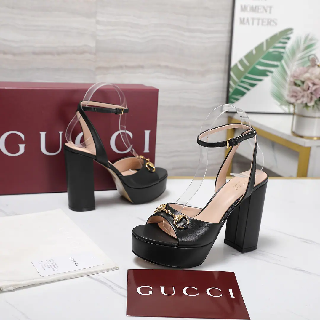 Get out of the factory. 《Unique top version》 GucciAncient.*- Yeah.2026Spring and summer's latest pop-up sandal series.…… 【Roundheads, pure water table heels.】 Original MonoQuality 🍃The original juice-like European style., 💥The upper foot is perfect.💃💃Wearing these shoes., Extremity., ♪ The crystals are so cruising ♪, No matter what the ingredients are., It's the only way to get home., It's a zero distance from the original., The whole column is filled with exciting and exciting synthesizing., The quality of different materials, The physiography of my muscles., It's a very artistic thing.…… ❶Shoe.:Customized importation of cattle paints ❷Uchi.:Customized imports of sheep skin ❸Foot.:Customized imports of sheep skin ❹Otsumi!:The Italians are so rich. ❺He's tall.:10.5cm.Water table high2.5 ❻Packaging:Original package ❼Codes:35-39(34.40.41.42Custom without re-offer)