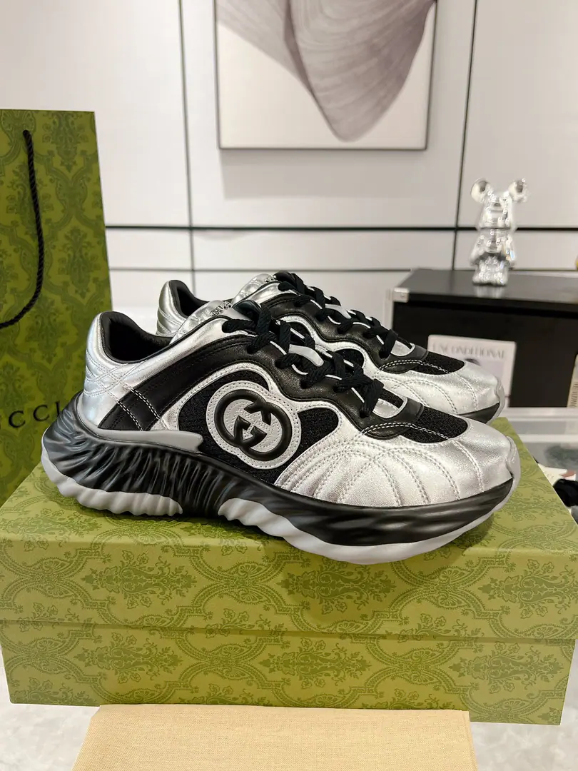 Gucci RippleA series of couple sneakers.‼️ This new sneakers is designed with a thick bottom., With sewn wire leather shoes and airnets., Show me a sense of technology.. 3DEffect Interbutted DoubleGLeather fittings andGucciThe letters identify the metal parts and the two brand details inject a bright eye into the white and white leather... Original customized sheep skin The skin is customised inside. Light rubber, large base. Bottom5cm Codes35-40（Women41 I'll make sure I don't change it.）