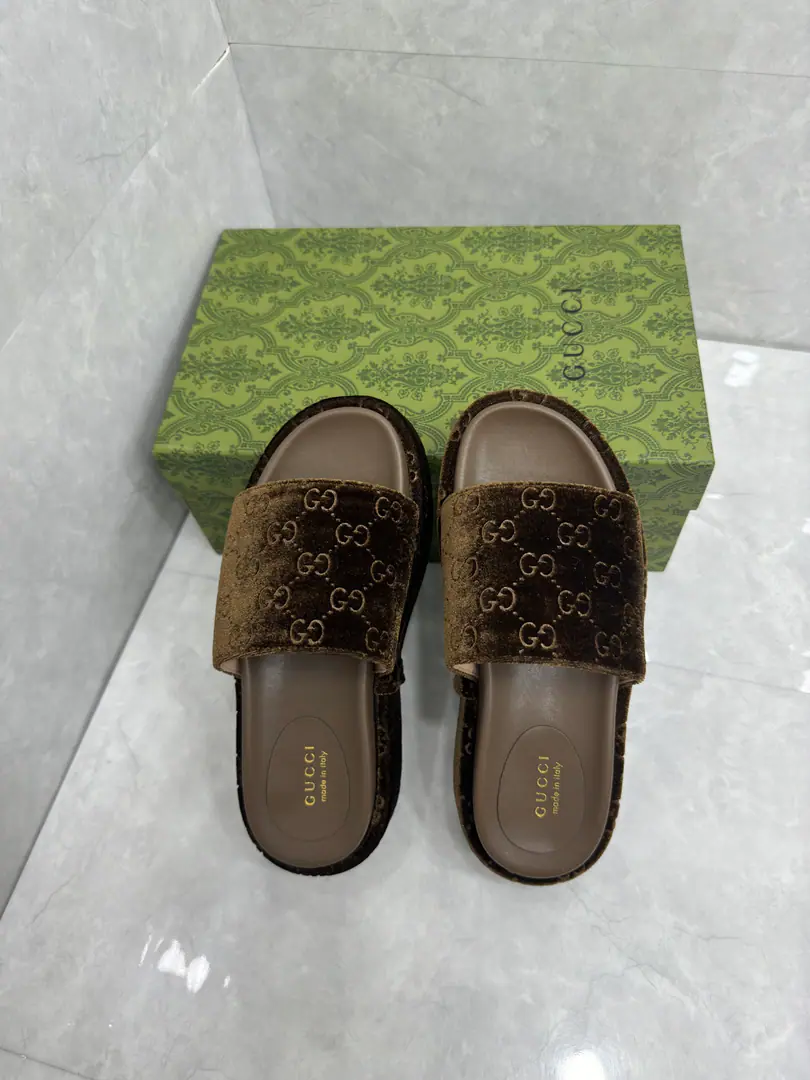 🌸New girl with a thick slipper, a spring and summer shoe. GG Mark in 1970 First used in the era, Yes. 1930 Original Gucci The evolution of the diamond pattern, It's been branding since then.. Here., The pattern defines these thick sub-shoes with a bright color.. It's a silk flower.GG Ma'am. Rubber soles Low-skin. Height: 30mm Italian manufacture Codes35～43Code44No, it's not.