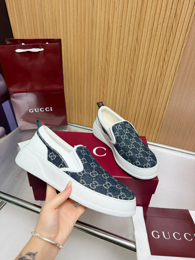 GThe latest big white shoe in the house.🎀Sports and leisure mix🍓The current of the idea.🍄It's a resounding thing.. The new series continues to look for inspiration from other times of everyday life.,And to integrate into the essence of the present design.🌺GG Leather production with stamp pressure,♪ With a classic double G Letters Interwoven,The most impressive branding.🌷 Fabulous.:The plain silk cow skin. Uchi.:Bull mats. Foot.:Plain-board doublesGSaddle Otsumi!:IPBubbles Shoe-tongue numbers:Air pressure source Packaging:Full bag. Remarks:All details are checked against the original. Match: Women35-40Men39-45 👉