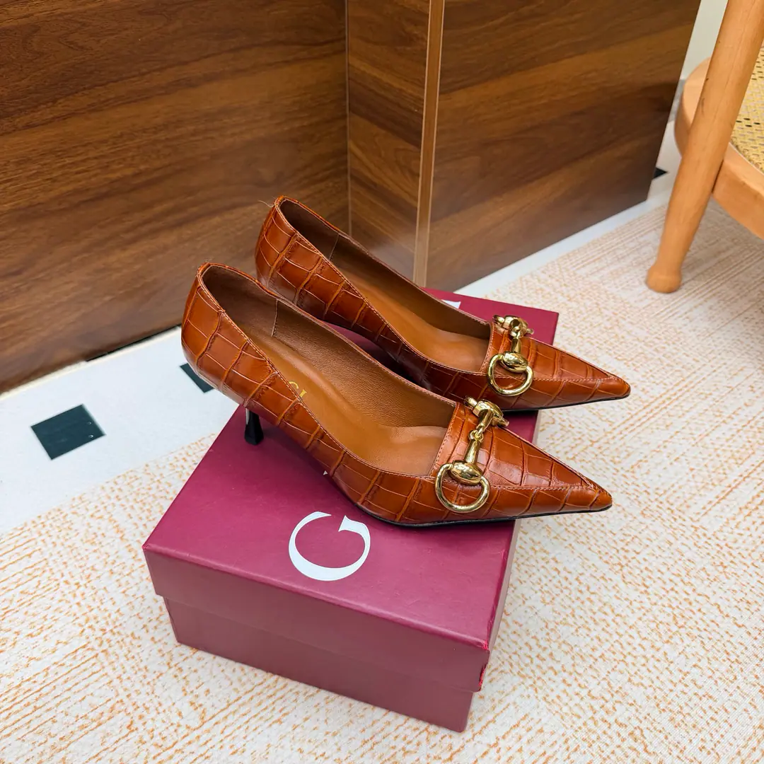 2026S Spring and summer.GucciThe new one is a sledgehammer. The shoes are the most classic.Logo, The suction is behind the pressure., I'd better wear two pairs of shoes and wear pants.👖And dress.👗There's no harm in getting in and out of any place.🩵High-quality cortex kittens and silver bright spots are more than comparable to the impact of visual shocks., Elegance and knowledge blend., A pair of shoes meets the demands of the fairies., The most beautiful of all.🩶 Shoe.: Rock-stressed cow skin. Uchi.: Lamb skin. He's tall.: Floor Otsumi!: That's a big one. He's tall.: 6.5cm Codes: 35-41（40, 41, 42Custom）