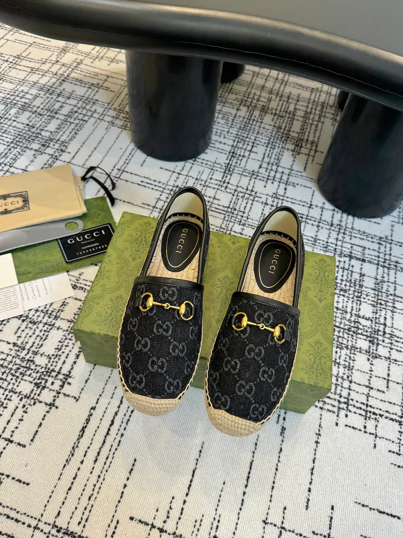 GHome.2025New title.GGThe grass made the soles of the fishermen., High Version🆙LatestGucciThe Old Flowers SeriesG G- The stamp slippers.🔥 As a symbol of branding,, The marking elements have been bringing new and new things to the monolith.. Each logo contains brand-specific historical heritage and value pursuit., The eternal charm of interpreting the aesthetics of fashion that are never obsolete.. Each series uses a modern perspective to recreate and recreate., To continue changing and experimenting with branding.. The saloon gold-title stint is different from the old magnifying style.GThe Alphabets are in the series to wake up the designG GTo brighten up, It's a new life and a new light.😎😎 Shoe.: Original Custom ImportsG GA embroidered canvas. Match: Ladies and gentlemen' shoes. Shoes under the sole.: The straw-coated waterproofing station is coupled with the soles of rubber shoes. He's tall.: 2Centimeters and heights Manufacturing: The shoe was done in Spain. Codes: 35～41Code Packaging: All new Ancora red high end packaging