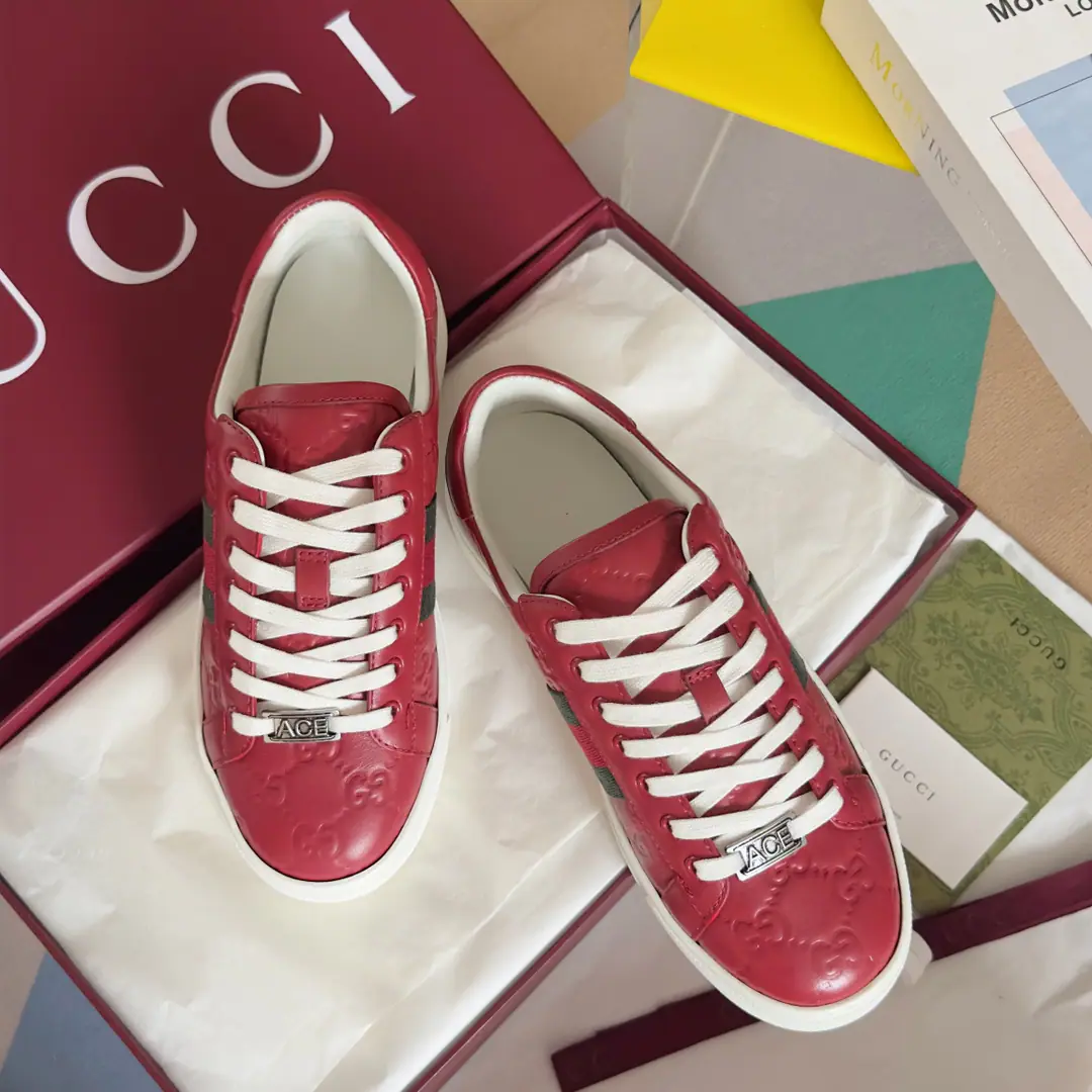 Top Version: Couple money. GucciGood riddance.AceSeries Honeybee. White shoes. Couple money. Leisure Sports shoes Original procurement development Make the goods. Guzérèse since the day he was born, AceThe series of sports shoes continues the brand narrative., The craftsman's masters are singles.. The new series is designed with a very low profile., The match is for details., ♪ Shine the sports shoe style ♪. Tie with fixed garb“ACE”Metal sign, The thick structure is a shoe-like thing.. GucciThe classic red striped strips add charm to the whole design.. Send a cabinet for fine packaging🛍📦 ▪️Fabulous.: Original import of head-level cattle skin ▪️Uchi.: Original custom custom customised soft sheep skin ▪️Shoes under the sole.: Original OpenTPUSlipboard Base ▪️Bottom: 3CM ▪️Size: Female35-40 / Men39-45