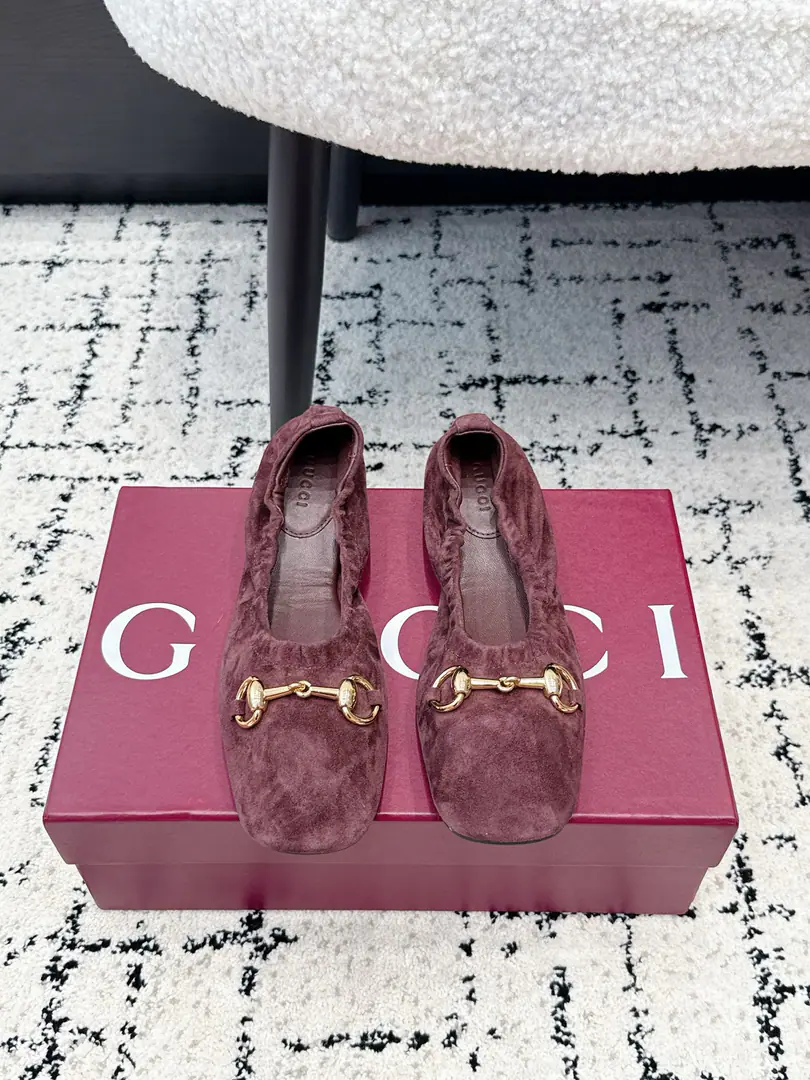 GucciGustz! 26/ PrimaThe series of ballet shoes with the classic metal-grade buttons and the flat-dancing shoes. 《Generation Gucci》The series explores brandy elements., ♪ I'm a man of my own ♪, "...to write a unique aesthetic chapter.. The brand-named horse-buttoned ballet soles spread modern graceful charm.. This shoe is a soft leather face., With flexy shoes., Perfectly blended comfort with casual style., And metal accessories with horse inspiration.. ✔️Fabulous.: Customize the ancient soft wax skin/- A sheep, a skin. ✔️Uchi.: Lamb skin. ✔️Otsumi!: The rubber floor. ✔️Size: 35-42（40 41 42Do it.）