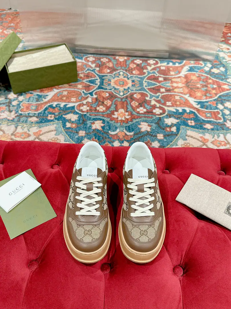 🅿️ 👑Gucci🍀🍀A pair of cozy biscuits. Gucci Chunky BSeries of sneakers～- Let's go with Daddy's shoes. White shoes. Three classic elements of dirty shoes are the design of the sport and leisure mix that brands promote.. The thick sub-structures show a resonance of the sneakers., The most important thing is the shoes are very light.. The classic old flower band., Round shoe head., It's a chocolate system., It's a reminiscent feeling., The effect of the increase is extremely high., The soles are very soft and comfortable.😌Wear it all seasons., It's more of a mood to wear it in the fall.💯 ·Fabulous.: Original customized cow skins（The classic old flower cloth., Puncture., Ballasting process） ·Otsumi!:Rubber Bottom ·Uchi.:Import of sheep skin ·He's tall.:NYO5cm ·Size:Women35-40 Men39-44（Women41 Men45 Custom without re-offer）
