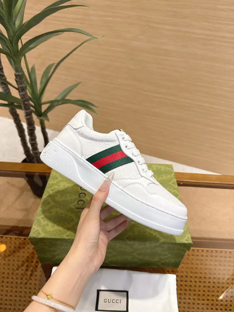 GucciCrackers, shoes.｜The couple money is so good.✨ The Gudz cabinet is running a cookie shoe in parallel., A quality upgrade of classic white shoes., The regenerate atmosphere is so strong that it's so simple.. Shoes face customize cattle skins using the original, It's a classic old flower cloth., Multiple processes of piercing and pressure stripes, It's a very good recognition.. Side-marked red greenweed band, Back and back.GG Logo, Details are in place.. 4cmThe bubbles are so light and thick., Sneaking legs., The upper foot doesn't weigh too much., Walk light and not tired.. Super multi-colour option, Black and White Jane., Old flowers are old., Both boys and girls can handle it., It's a couple's shoe. It's a really good match.. I'm a pair of jeans., The dress is all right., I'm not wrong about traveling.. Female size35‑40｜Men39‑45, Positive buy. #GucciBiscuit shoes. #Good-ass shoes. #Couple shoes. #Small white shoes.