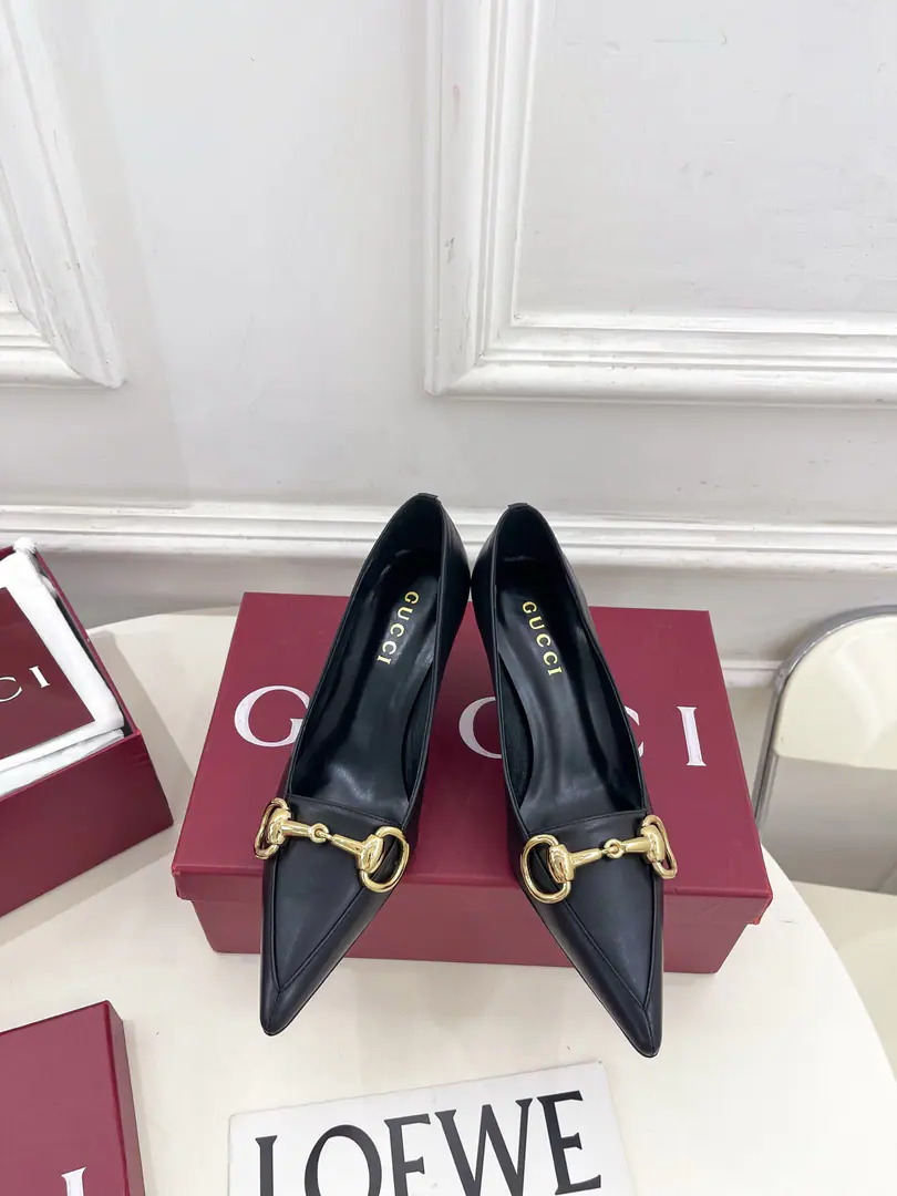 Gucci | Gustz! 26𝐬𝐬 ⭐️ GHome. The lead series finally came out., The bad guys are worth it.！The old classic. Create new designs ✨ ❥2026Autumn and winter brand new. BoulevardThe series of horses with sharp-headed shallow-ass shoes. Requisition level！It's a great sense of excellence.！A huge amount of money from domestic and international bloggers.,Old and fashionable. It's easy to wear. The upper toe blew up.！BSThe official network is pushing., New Colours Update continuously🆕 ━━━━━ ЅᏇєєt ━━━━━ ▪️Shoe.: High-prescription imports of cattle skin/Crocodile skin. ▪️Uchi.: Imports of sheep's skin ▪️Otsumi!: Italian imports are so thick. ▪️He's tall.: 7cm ▪️Shoes.: 35-39（40.41.Customable） ▪️Plant price ▪️Numbering: 2608045