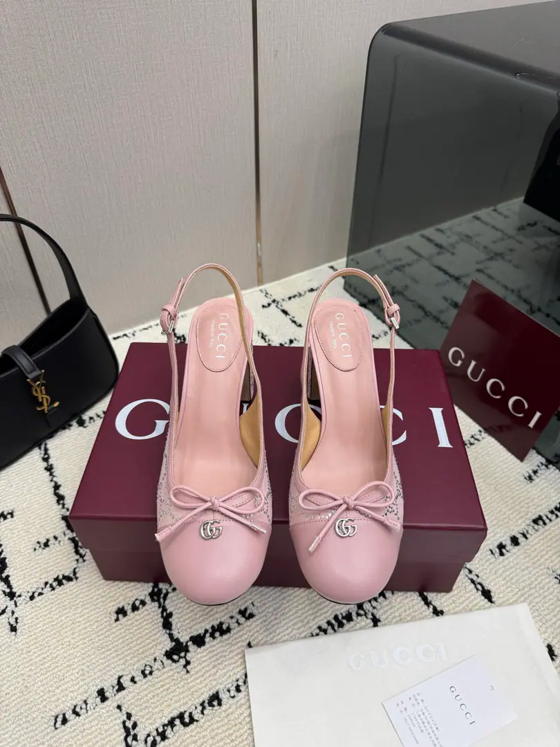 GUCCI26/- Morning. It's hot.💥The horse's got ballet shoes.·Showtime.🌵The new director's color and concept of reality.🪽Every color is super.𝐠𝐜🖤Angela's red nails are all the more remarkable.🥇The most famous ballerina shoes ever elected this year.🩰It's so elegant.～It's a very simple thing to do.！（✅Correct Colour, - It's a hardware., Perfectly consistent.）⚠️The difference between looking at the map on the market.😋 Shoe.: Bullskins., Cowboy. Uchi.: Imports🐑Skins of sheep. Shoes under the sole.: That's a big import. He's tall.: 8cm Codes: 35-39 （40.41.42Do it.） （Full package）