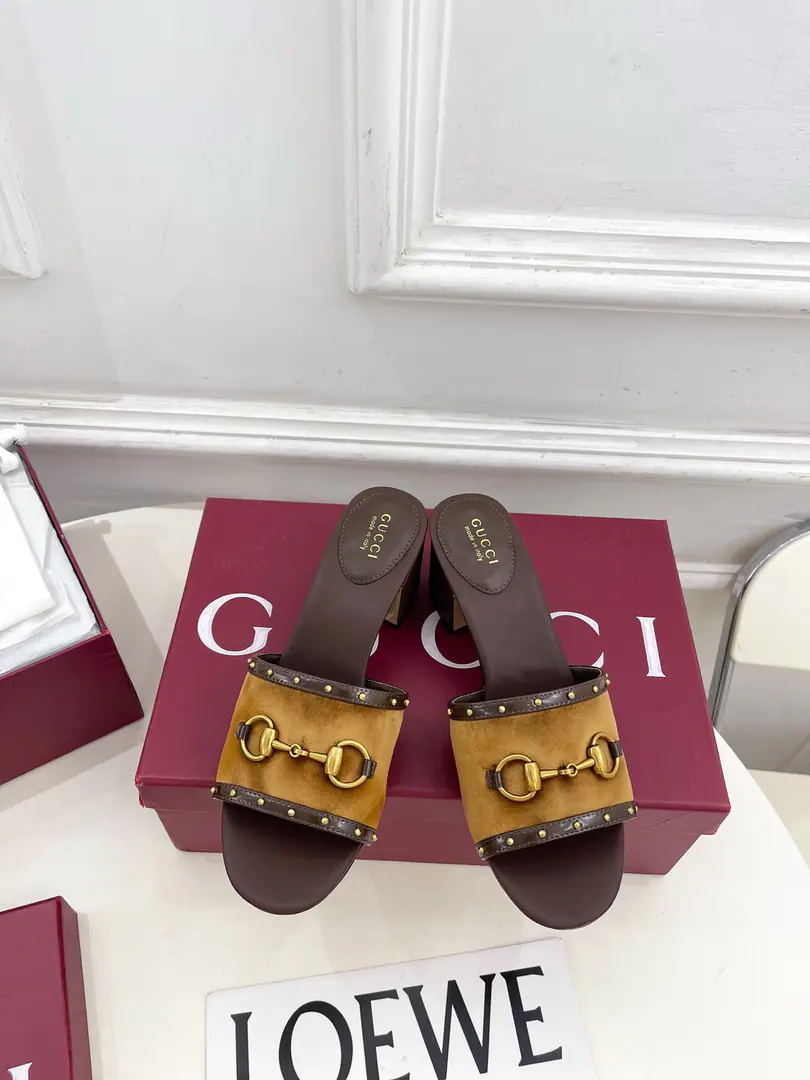 Gucci | Gustz! 26𝐬𝐬 ⭐️ GHome. The lead series finally came out., The bad guys are worth it.！The old classic. Create new designs ✨ ❥2026Spring and summer, old bouquet, nailed slippers. Requisition level！It's a great sense of excellence.！A huge amount of money from domestic and international bloggers.,Old and fashionable. It's easy to wear. The upper toe blew up.！BSThe official network is pushing., New Colours Update continuously🆕 ━━━━━ ЅᏇєєt ━━━━━ ▪️Shoe.: High-level custom importGGThe canvas. ▪️Uchi.: Imports of sheep's skin ▪️Otsumi!: Italian imports are so thick. ▪️He's tall.: 5.5cm ▪️Shoes.: 35-39（40.41.Customable） ▪️Plant price ▪️Numbering: 2608045