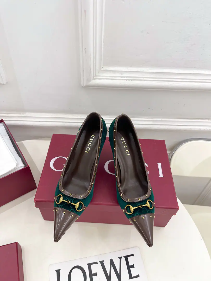 Gucci | Gustz! 26𝐬𝐬 ⭐️ GHome. The lead series finally came out., The bad guys are worth it.！The old classic. Create new designs ✨ ❥2026New The title is a swipe of color, nailed heels. Requisition level！It's a great sense of excellence.！A huge amount of money from domestic and international bloggers.,Old and fashionable. It's easy to wear. The upper toe blew up.！BSThe official network is pushing., New Colours Update continuously🆕 ━━━━━ ЅᏇєєt ━━━━━ ▪️Shoe.: High-prescription velvet/GGThe canvas. ▪️Uchi.: Imports of sheep's skin ▪️Otsumi!: Italian imports are so thick. ▪️He's tall.: 7.5cm ▪️Shoes.: 35-39（40.41.Customable） ▪️Plant price ▪️Numbering: 2608045