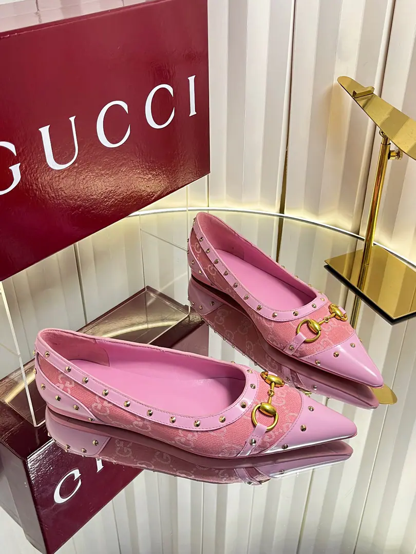 GucciThe ladies' brand new shoes are the most classic.Logo❗❗ A little less pompous than a pompous tribute., The skin of the sheep, which is soft behind the eye, can be dragged with sexual pressure., I'd better wear two pairs of shoes and wear pants.👖And dress.👗, There's no harm in getting in and out of any place.🤩, To integrate the deep roots of history with modern fashion.. ♪ With soft sheep leather craftsmen. A pair that meets the demands of the fairies. ❗Italian imports of sheep and open beads/DoubleGThe canvas. ❗Imported sheep-skins and feet from Italy ❗That's a big import., He's tall.1cm ❗35～42Code（40.41.42I'll make sure I don't change it.）
