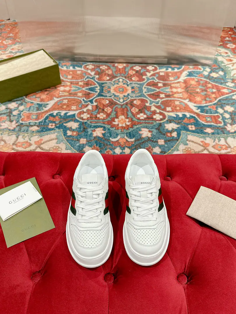 🅿️ 👑Gucci🍀🍀A pair of cozy biscuits. Gucci Chunky BSeries of sneakers～- Let's go with Daddy's shoes. White shoes. Three classic elements of dirty shoes are the design of the sport and leisure mix that brands promote.. The thick sub-structures show a resonance of the sneakers., The most important thing is the shoes are very light.. The classic old flower band., Round shoe head., It's a chocolate system., It's a reminiscent feeling., The effect of the increase is extremely high., The soles are very soft and comfortable.😌Wear it all seasons., It's more of a mood to wear it in the fall.💯 ·Fabulous.: Original customized cow skins（The classic old flower cloth., Puncture., Ballasting process） ·Otsumi!:Rubber Bottom ·Uchi.:Import of sheep skin ·He's tall.:NYO5cm ·Size:Women35-40 Men39-44（Women41 Men45 Custom without re-offer）