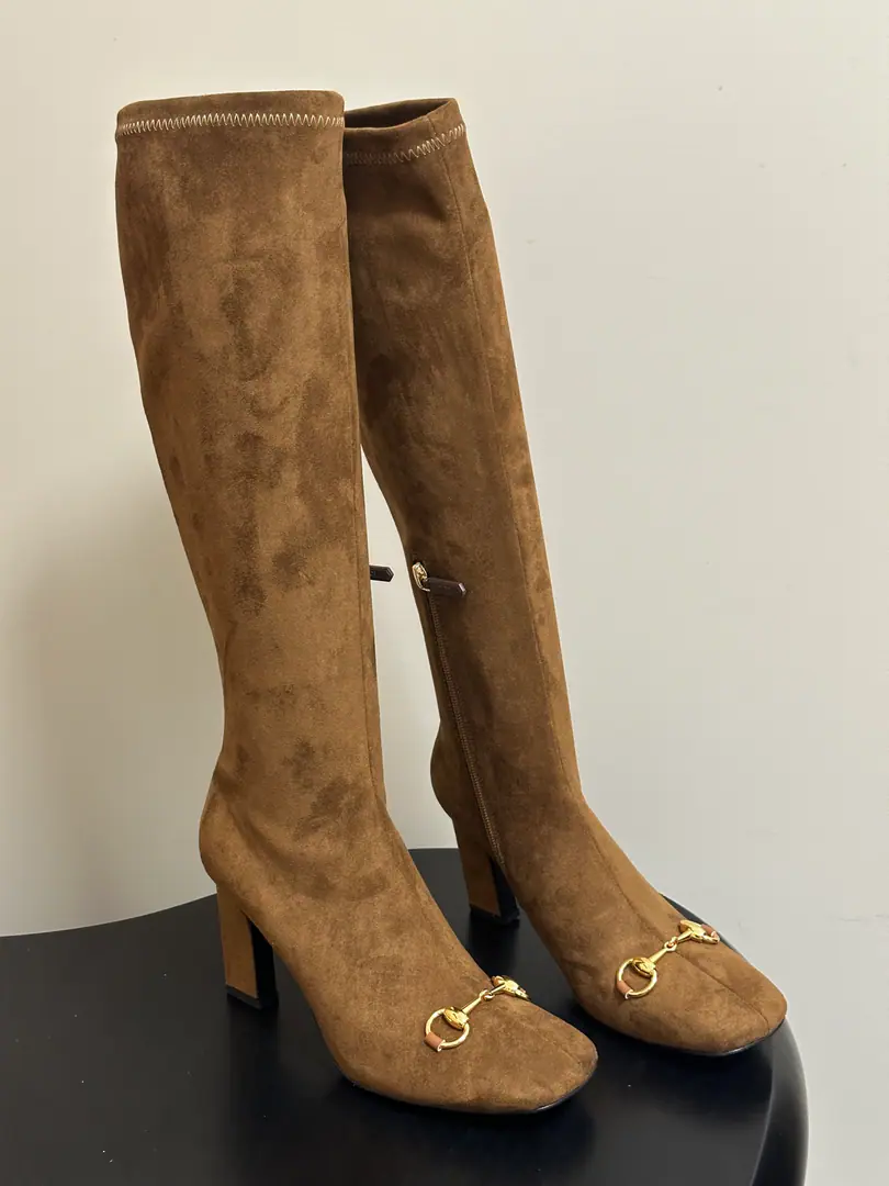 26SsAutumn and winter money.GucciGood-looking old-fashioned horse-stamped, long-stringed boots, long-stringed boots with fur-faced boots. The boots are made from the heart of a glitter-flail-filled leathersmith., Re-enact classic galleries with branded symbols. The golden-coloured half-stamp details add grace., To honor the legacy of branded horsework through contemporary visuals. Original Open Metal Metal Metal Metal Pretzel Shoe.: Customize the delicate sheep, skin. Inside, put your feet on the inside.: Stretch Lecca./Lamb skin. Shoes under the sole.: Italy is a big-ass country. He's tall.: 8.5cm Codes: 35-39（40.41.42I'll make sure I don't change it.） The new Ancola red wrapper with the cabinet.📦