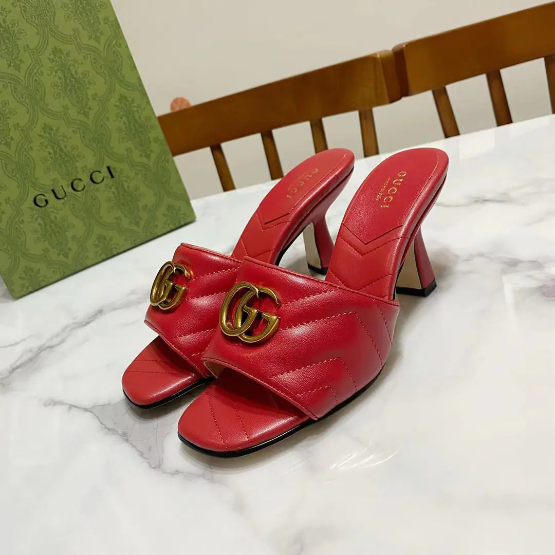 Gucci Guch. The early spring and hot.🔥The diamond-gring heel slippers., Original1:1Repeat, Big stars..The red is growing grass., Fashionful., ♪ New and original ♪, The upper foot is comfortable..White and thin. Shoe.🈶Skins of sheep./𝙂𝙂Brush, The pad is a goat's skin., That's a big one. He's tall.: 7.5CM Size: 35—39Code（34.40.41.42.43- It's a deal., No re-election.）