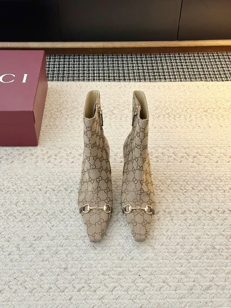 𝐆𝐮𝐜𝐜𝐢Gucci's new shoes. Put it on., The air is full., ♪ I'm so confident ♪～I mean, it's either a work shift or a date., A pair of high-quality heels can make you the focus..I'll pull the legs., Little man turns 1 m8！A dress is elegant., You're so smart in your pants., ♪ And I'm gonna be a little more comfortable ♪～ ➢Shoe-faced material: Original Layout/Head-decked cow skin. ➢The contents of the shoes.: Lamb skin. ➢Shoe bottom material: The original open-up is really leather.【5.5CM】 ➢Shoes.: 35-42（40.41.42No re-election.）