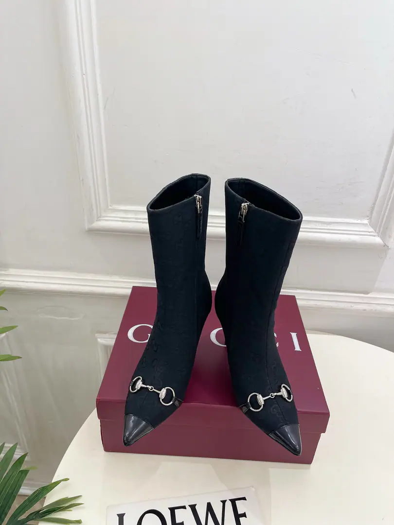 Gucci | Gustz! 26𝐬𝐬 ⭐️ GHome. The lead series finally came out., The bad guys are worth it.！The old classic. Create new designs ✨ ❥2026Autumn and winter brand new. The horse's title is a sharp one.GOld flower and a pair of boots. Requisition level！It's a great sense of excellence.！A huge amount of money from domestic and international bloggers.,Old and fashionable. It's easy to wear. The upper toe blew up.！BSThe official network is pushing., New Colours Update continuously🆕 ━━━━━ ЅᏇєєt ━━━━━ ▪️Shoe.: High-level custom importGGBrush ▪️Uchi.: Imports of sheep's skin ▪️Otsumi!: Italian imports are so thick. ▪️He's tall.: 8.5cm ▪️Shoes.: 35-39（40.41.Customable） ▪️Plant price ▪️Numbering: 2608045