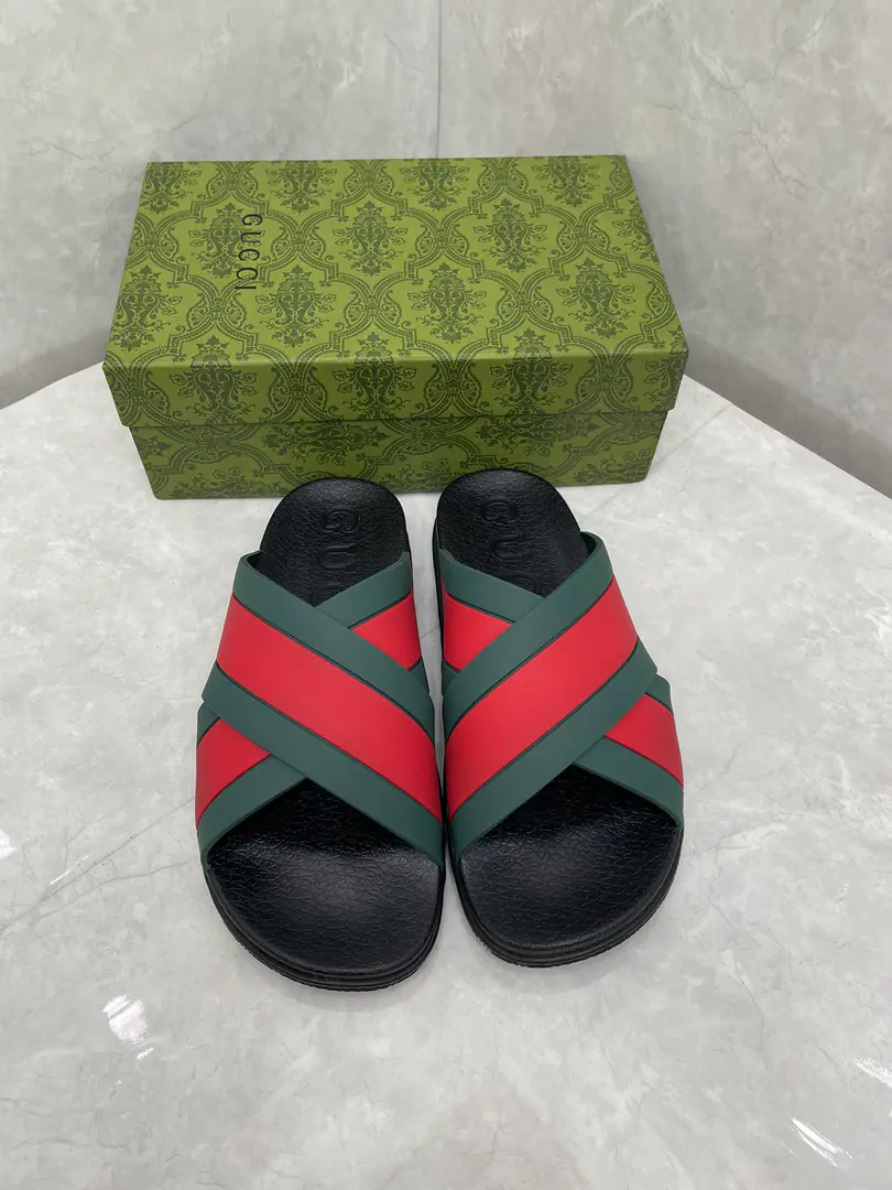🌹Gucci The men and women of the official network are wearing rubber slippers. The hybrid style continues to enrich brand stories., I want to integrate unexpected elements into modern shape.. This slide sandal is made of rubber soles., It reminds me of the soles of the sneakers.. The table is made of the green and red combinations that are the most unique of brand stripes.. Green and redweeded rubber Same paragraph for men and women Cross-band. GucciPump flowers. Rubber soles Low-skin. 1.2" Height Italian manufacture Codes36～46Code