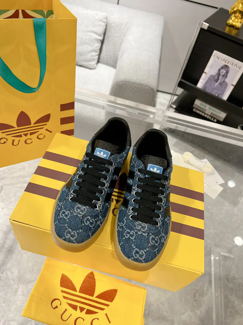 New upgrade Women Men Gucci x Adidas Joint contributions 23ss Fashion week show. Only correct top version of German shoes❗️❗️Global intensity of fire💯Web-wide maximum version contribution❗️❗️The couple's first. Codes:35-46（45.46I'll make sure I don't change it.）