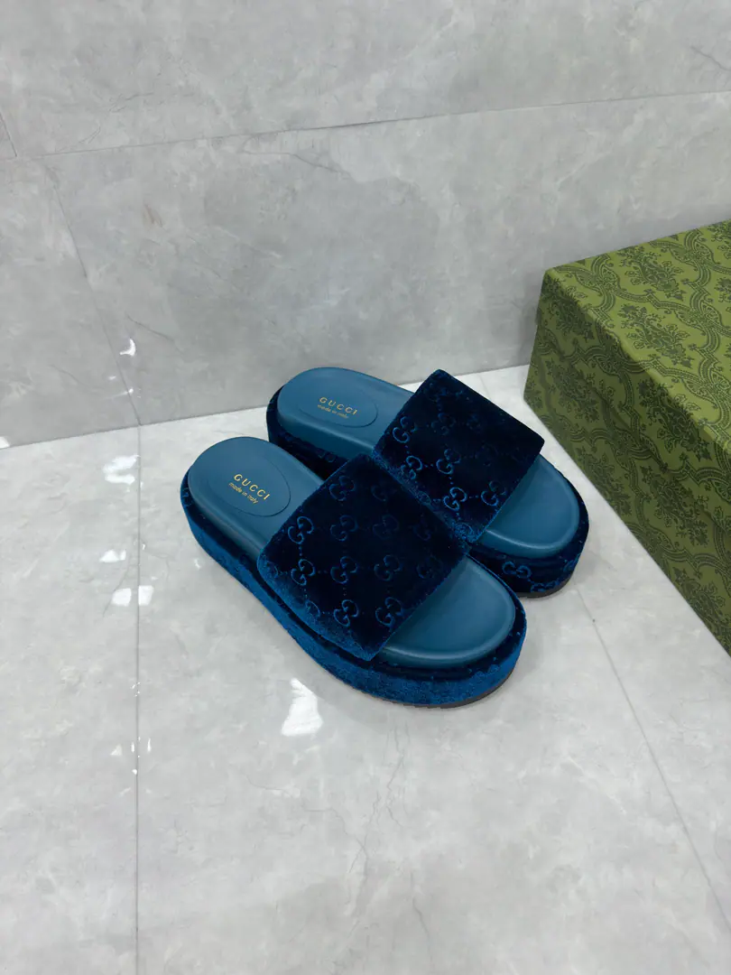 🌸New girl with a thick slipper, a spring and summer shoe. GG Mark in 1970 First used in the era, Yes. 1930 Original Gucci The evolution of the diamond pattern, It's been branding since then.. Here., The pattern defines these thick sub-shoes with a bright color.. It's a silk flower.GG Ma'am. Rubber soles Low-skin. Height: 30mm Italian manufacture Codes35～43Code44No, it's not.
