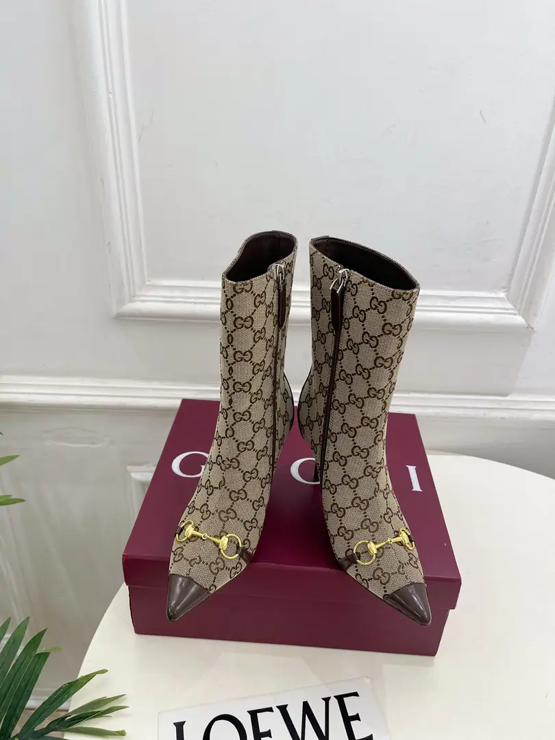 Gucci | Gustz! 26𝐬𝐬 ⭐️ GHome. The lead series finally came out., The bad guys are worth it.！The old classic. Create new designs ✨ ❥2026Autumn and winter brand new. The horse's title is a sharp one.GOld flower and a pair of boots. Requisition level！It's a great sense of excellence.！A huge amount of money from domestic and international bloggers.,Old and fashionable. It's easy to wear. The upper toe blew up.！BSThe official network is pushing., New Colours Update continuously🆕 ━━━━━ ЅᏇєєt ━━━━━ ▪️Shoe.: High-level custom importGGBrush ▪️Uchi.: Imports of sheep's skin ▪️Otsumi!: Italian imports are so thick. ▪️He's tall.: 8.5cm ▪️Shoes.: 35-39（40.41.Customable） ▪️Plant price ▪️Numbering: 2608045