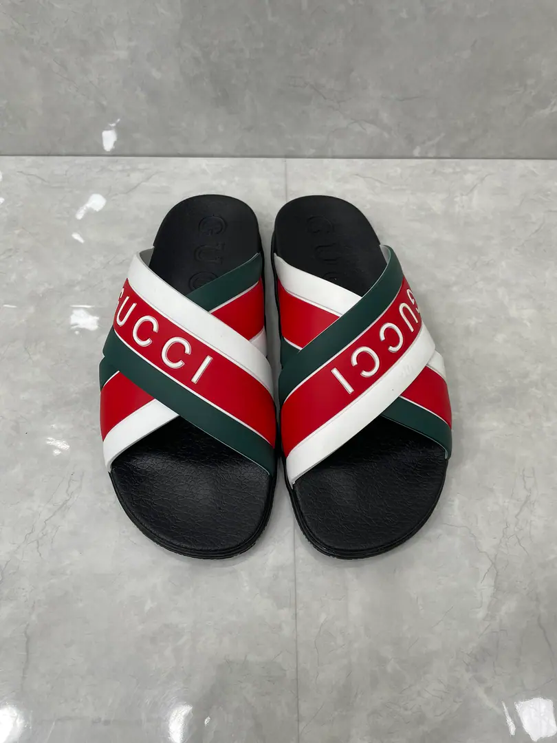 🌹Gucci The men and women of the official network are wearing rubber slippers. The hybrid style continues to enrich brand stories., I want to integrate unexpected elements into modern shape.. This slide sandal is made of rubber soles., It reminds me of the soles of the sneakers.. The table is made of the green and red combinations that are the most unique of brand stripes.. Green and redweeded rubber Same paragraph for men and women Cross-band. GucciPump flowers. Rubber soles Low-skin. 1.2" Height Italian manufacture Codes36～46Code