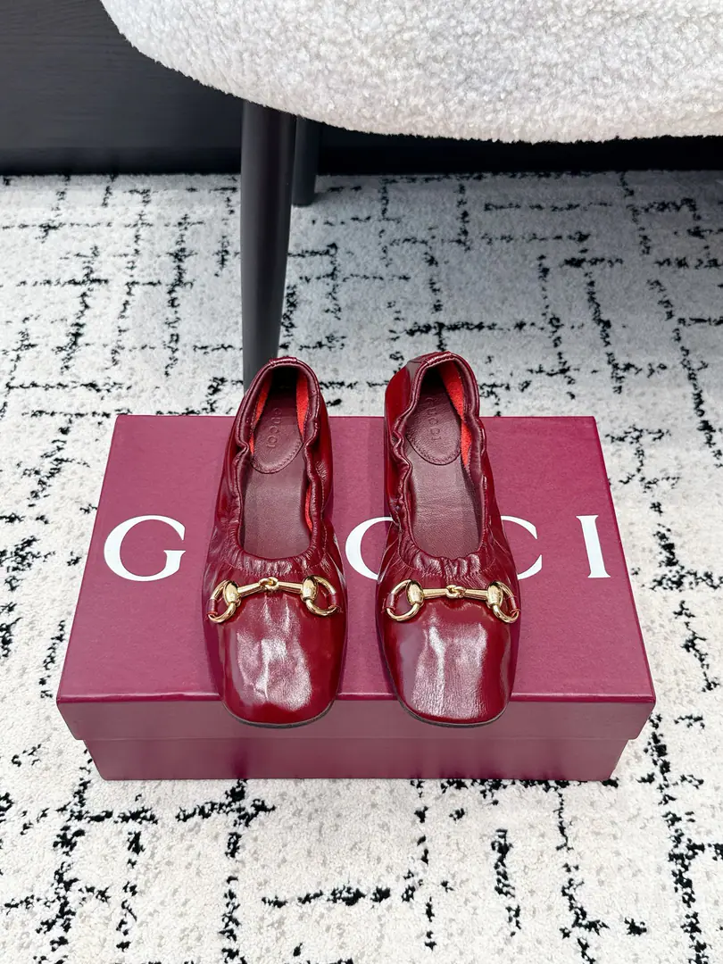 GucciGustz! 26/ PrimaThe series of ballet shoes with the classic metal-grade buttons and the flat-dancing shoes. 《Generation Gucci》The series explores brandy elements., ♪ I'm a man of my own ♪, "...to write a unique aesthetic chapter.. The brand-named horse-buttoned ballet soles spread modern graceful charm.. This shoe is a soft leather face., With flexy shoes., Perfectly blended comfort with casual style., And metal accessories with horse inspiration.. ✔️Fabulous.: Customize the ancient soft wax skin/- A sheep, a skin. ✔️Uchi.: Lamb skin. ✔️Otsumi!: The rubber floor. ✔️Size: 35-42（40 41 42Do it.）