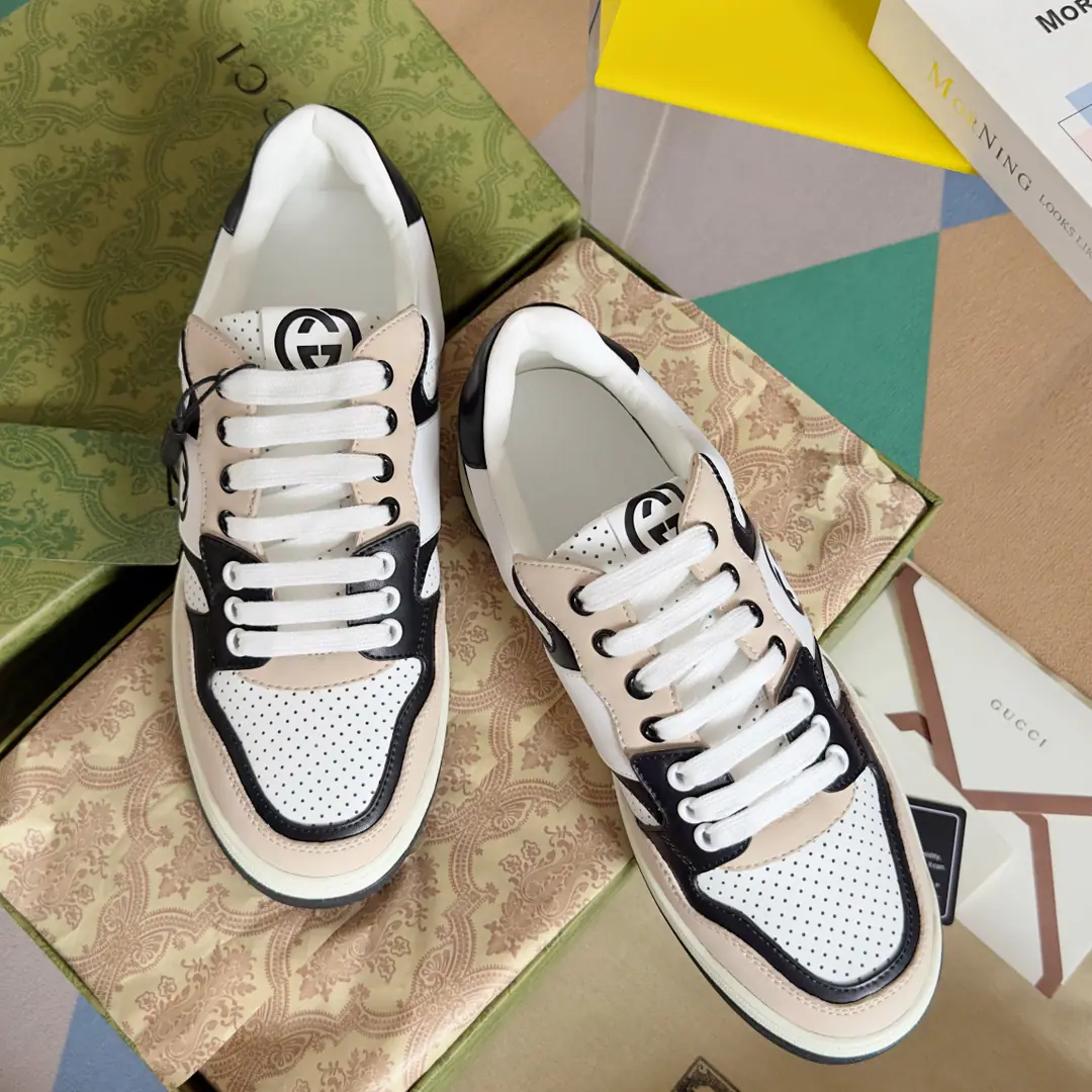 Top Version: Couple money. GucciGustz!GHome. Latest White shoes. Couple money. Leisure Sports shoes Original procurement development Make the goods. - To the sneakers.20Century70The classic sports shoes of the ages are prototypes of inspiration., The name is taken from the defense action in sport.. This is made of white leather craftsmen's heart., Side-side embellishment double-buttonGstriped weeds, And...GucciThe ancient signs are a little bit of shoe. Send a cabinet for fine packaging🛍📦 ▪️Fabulous.: Original import of head-level cattle skin ▪️Uchi.: Original custom customised in soft sheep skin ▪️Shoes under the sole.: Original OpenTPUOtsumi! ▪️Bottom: 2.5CM ▪️Size: Female35-40 / Men39-45（45Freeze!