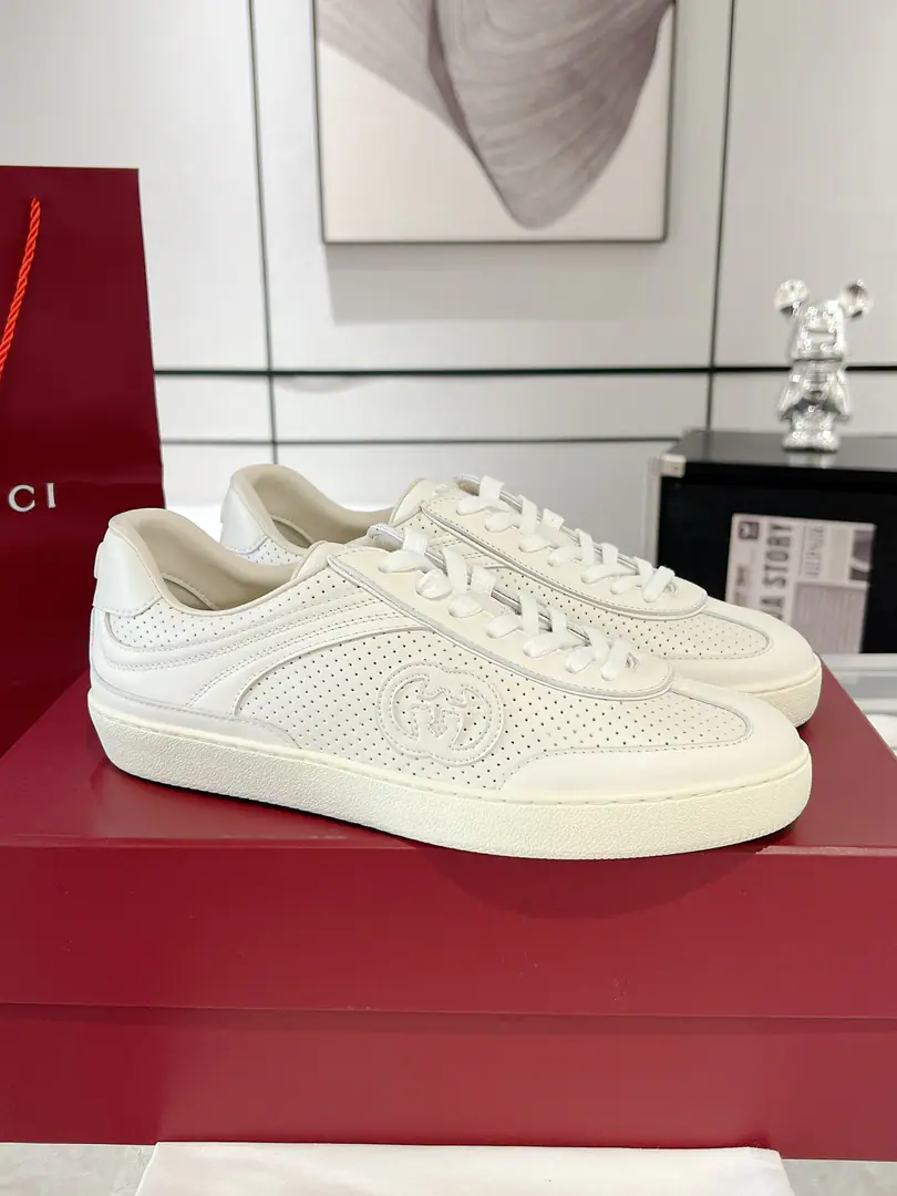 Gucci New couple money.GLeisure shoes. White shoes. ❗️❗️ These shoes are made of soft, leather., It's a modern and sophisticated charm.. Classic.Interlocking GThe logo is elegantly highlighting the current pattern., To add a touch of precision to the design.. Send a cabinet for fine packaging Shoe.: Cow-faced. Codes:35-45（Women41.45I'll make sure I don't change it.）