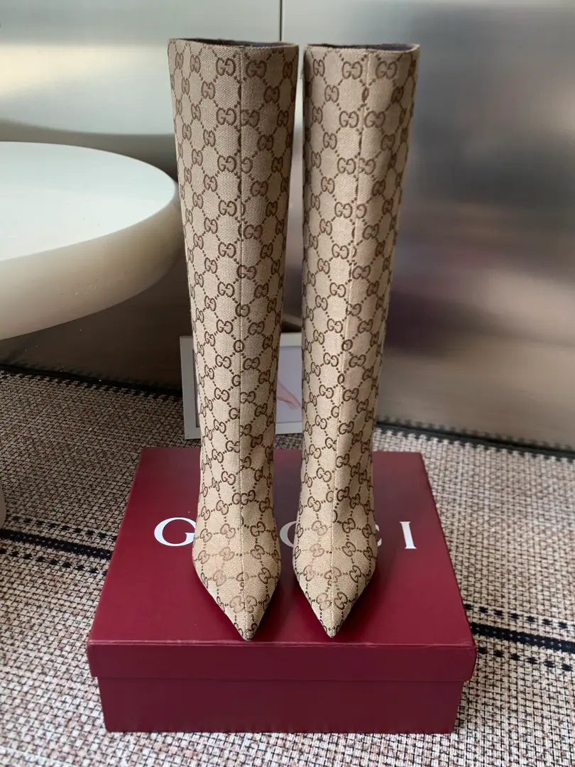 GUCCI Gustz! 26ssNew paragraph BombshellThe series of high-heads. Boots. Ace of the past. The old slender, skinny boots are too out of the loop. Sneak-head design snuggles the scale. Side zipper design is out of focus. The boots are not swollen with their ankles. The rate of backsliding is too high. Low profile displays brand quality. Autumn and winter closets just need boots. Shoe-faced with a ding-tao./Lamb skin. The inside sheep. That's a big one. Codes: 35-42（40 41 42I'll make sure I don't change it.）