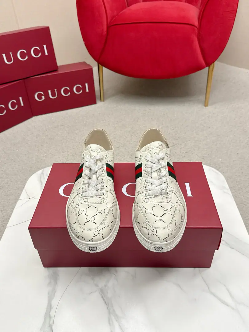 Gucci/Gustz! Stretch A series of couple-soldier leather sneakers.！ 2026Spring and Summer series is all new.. This brand-new shoe is re-enacted with a soft and flexible swirling stylish., Yes.La Famiglia♪ The series's newest. This sneaker is a soft, stylish sheep leather., Use manual processing to mark each design.. Uncoupled Design, Real leather can take off the shoes., The top of the shoe is a double-button.GMetal Details, Tag band fixed, Rubber flatbed shoes, The comfort of the hand-off is excellent., And a hundred or so., Full package！ Fabulous.:The original imported the original blue leather classic weave+Brand button. No liner. Female: 35-39 Men39-44 （Female40.41Men38.45I'll make sure I don't change it.）