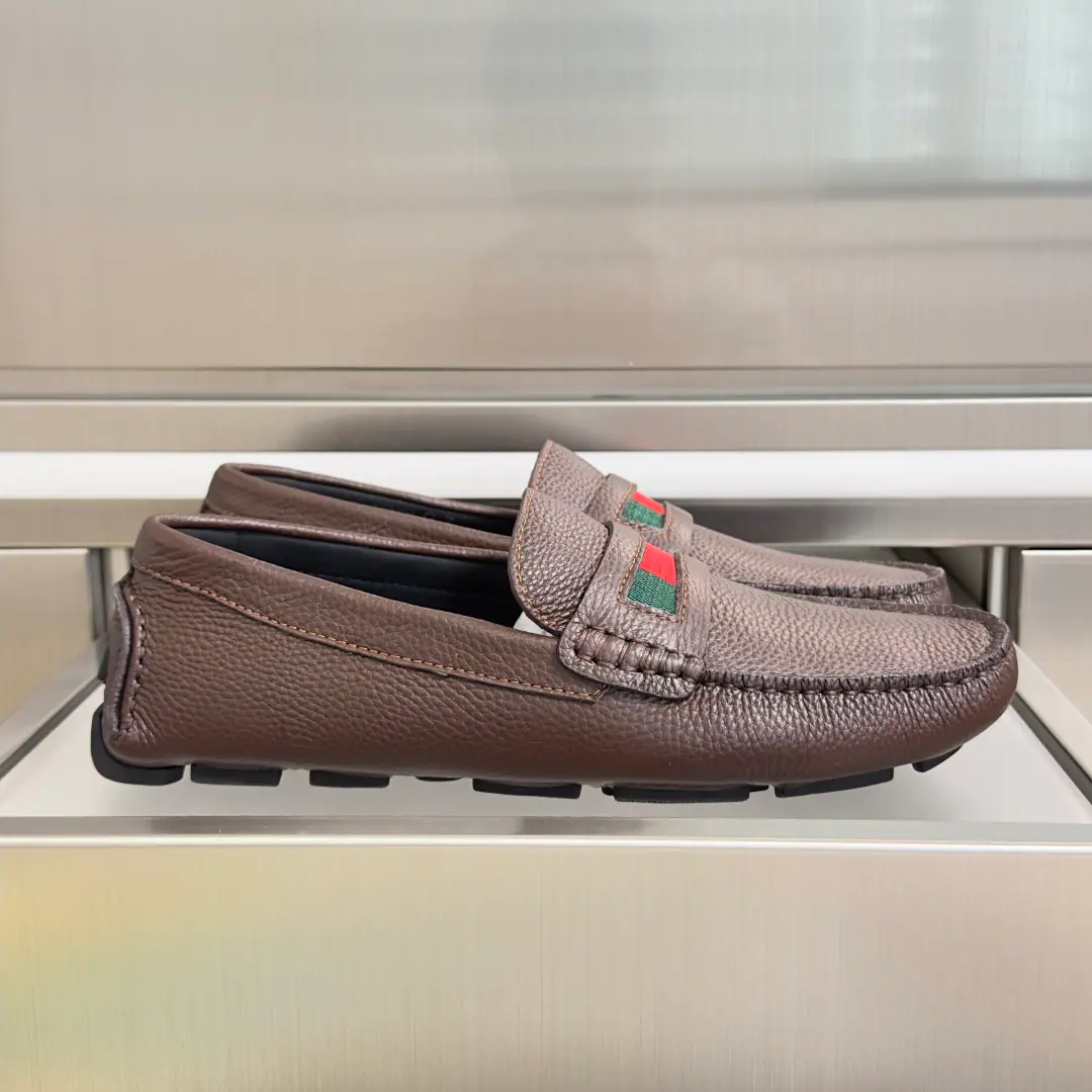 Top Version: Men GucciGustz! GHome. Latest Gentlemen. Old Money. Doudou shoes. A foot. Lazy. Leisure shoes. A simple and contemporary display of driving shoes, etc., Smart, skill-and-comfort experience.. This man's shoe-shoes are chosen for leather., The details of the weaving bands are carefully spelled out in the shoe tongue. Send a cabinet for fine packaging🛍📦 ▪️Fabulous.: Original customized import of head-level cattle skin ▪️Uchi.: Original custom customised in soft sheep skin ▪️Otsumi!: Original modeling of slide-resistant rubber material ▪️Bottom: 2.5CM ▪️size: Men39-45