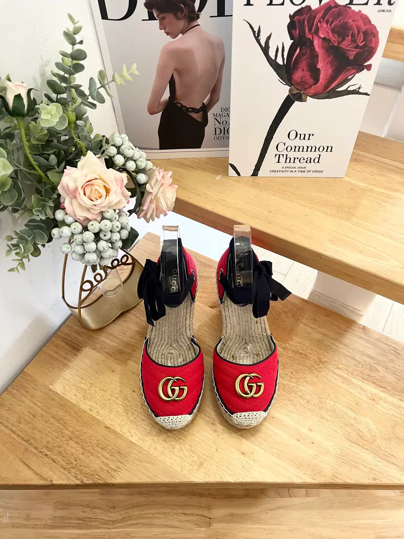 ⚡️⚡️26ss- Morning.Gucci🗽🗽The Gucci weeds are thick with sandals and sandals that will bring a little moth to your summer costume.. ·Shoe.: Leather., Texture ·Liner: Leather. ·Shoes under the sole.: Leather inside., Rubber soles ·- Toes round your head. ·Production in Spain ·Normal size. ·A little bit. ·International Standard Scalories ·Waterproofing stations10cm ·Codes: 36-41