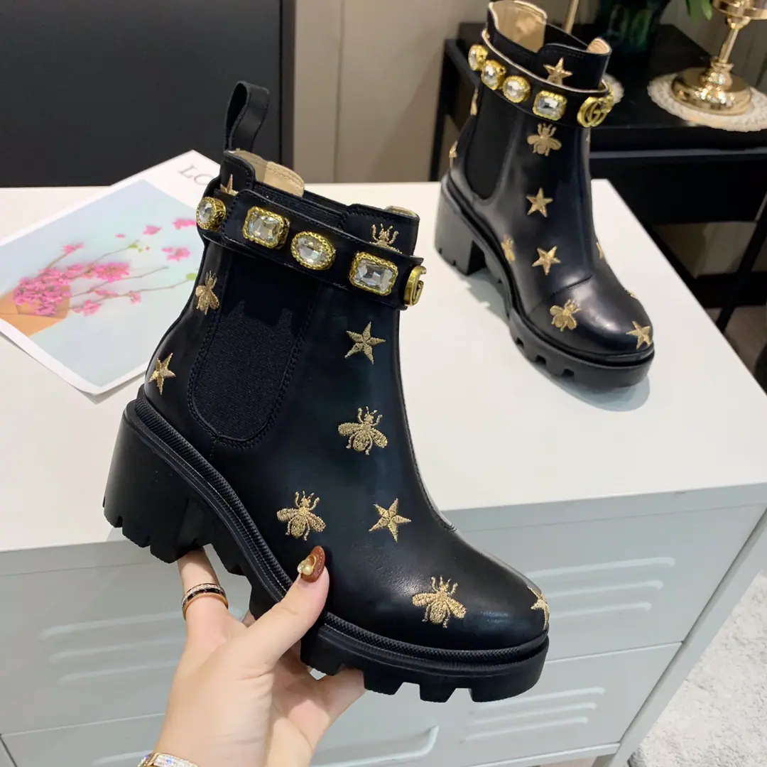 🌸 Guch.GUCCI Hot.6Inches of boots. Separate the bead and the cow skin. It's a great match with a tight-ass combo., Easy to wear., The crystal drill can be removed., The engraved edge wraps the crystal in it., The ancient English wind., Heads up.LOGODoubleGAppend. Fabulous.: Importing a bouquet of hide. Uchi./ Foot.: Lamb skin. Packaging: With tickets., Buffet Codes:35-42#(