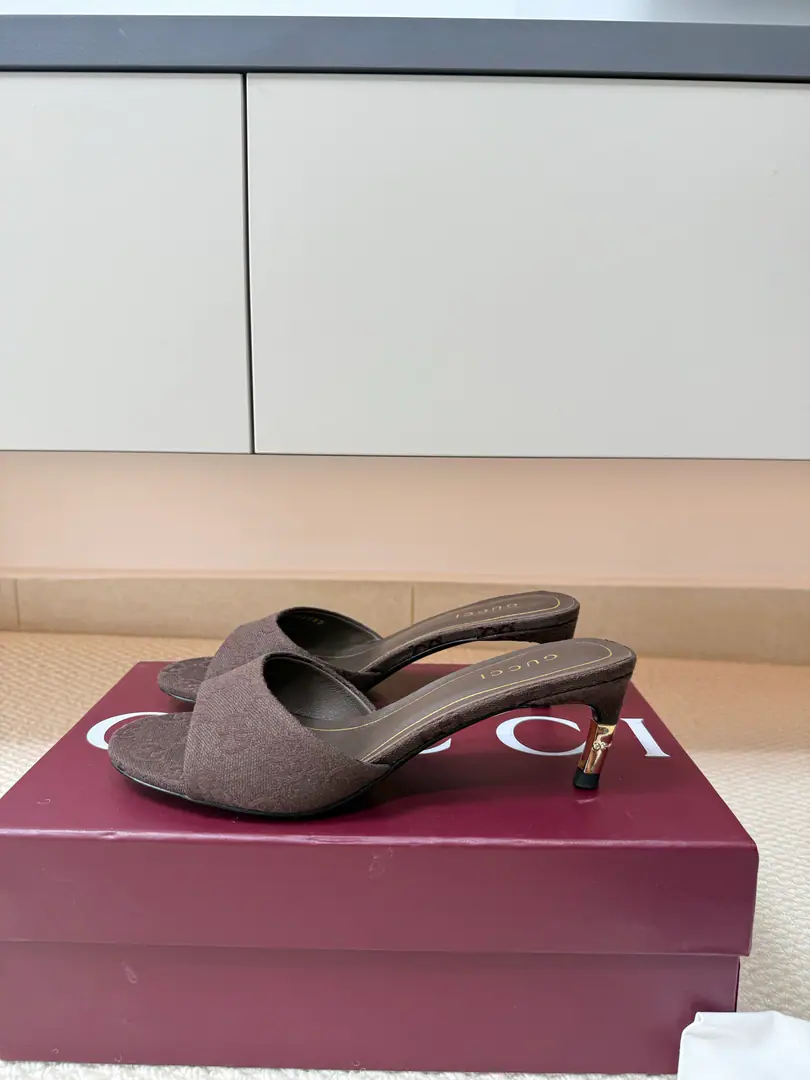 Gucci The Golden Bamboo Festival and... 🆕New Series Round-head slippers. He's tall. 5.5cm Precious packaging GUCCI Old curry flower cloth. Italy🇮🇹Manufacturing That's a big one. Fashion brand.LOGOStock, The most highly recognized and knowledgeable contestants are afraid to push out the chain and the high ranks.GUCCIIt's not like I'm out of line. GucclParis Fashion Show. This series of new fashion charms continues to be super high and designed., The world's most famous fans like to be a fan of the world., The best sale is out of order, both within and outside the country., Top-level Candy Colour, Every color is a beautiful knowledge., Colour Selection Adopt a one-size-fits-all approach Combining process Fabulous.: The old flower cloth. Lamb skin. Uchi.: Comfortable little sheep skin. Otsumi!: Italy🇮🇹That's a big one. Heel.: Blank skin process The match, the golden bamboo festival and Codes: 35 36 37 38 39 40 41 42 (40 41 42Sold) （40 41 42 Do it. ） Packaging:GUCCIFull package
